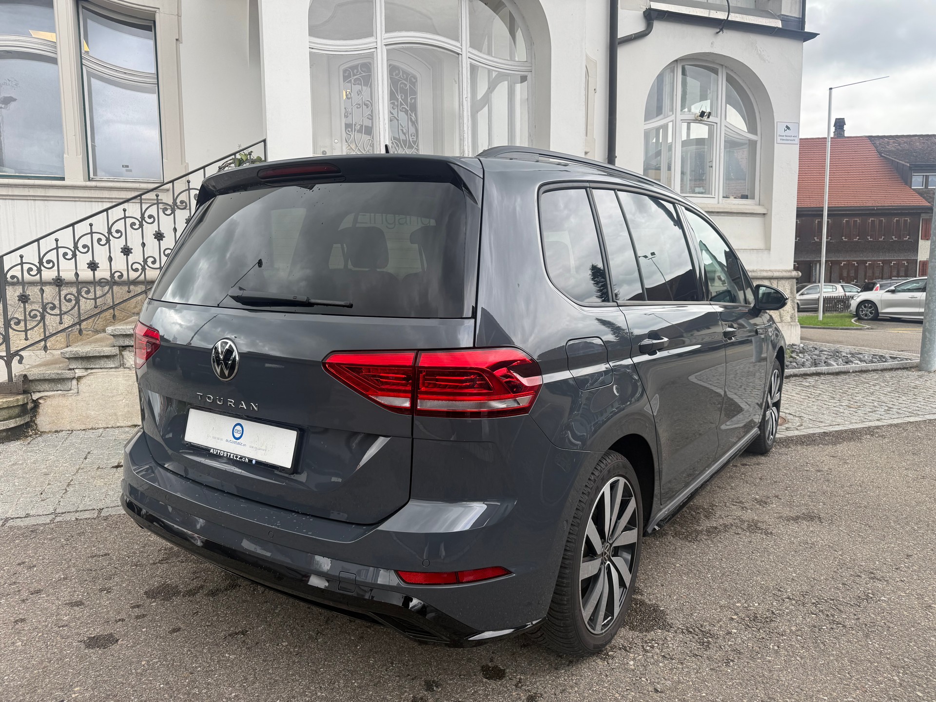 VW Touran 1.5 TSI Highline DSG R-LINE BLACK UND STYL / 48 MONATE WERK GARANTIE-image-4