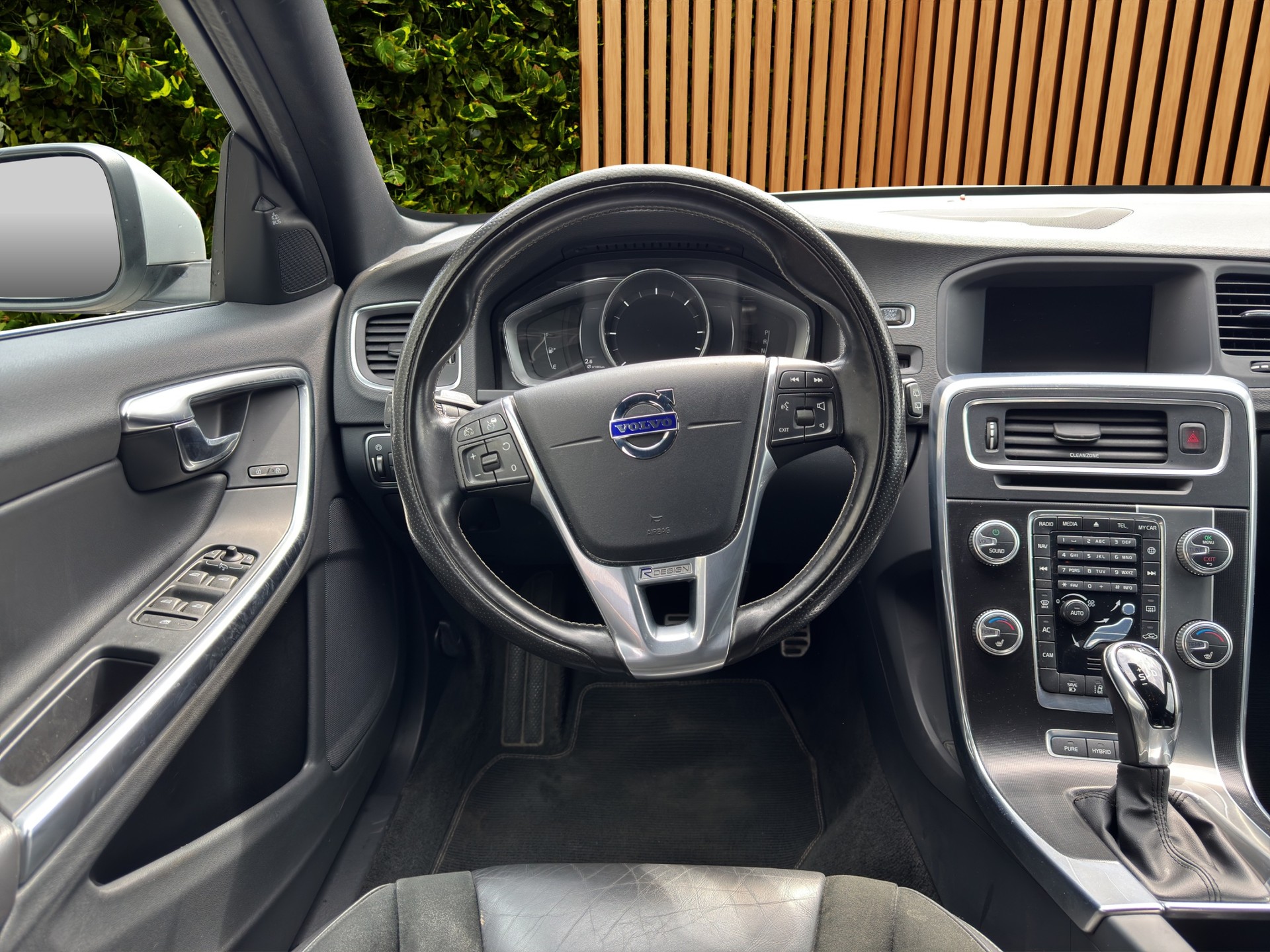 VOLVO V60 2.4 D6 TE Mom. R-Design Pl.Hy.-image-10