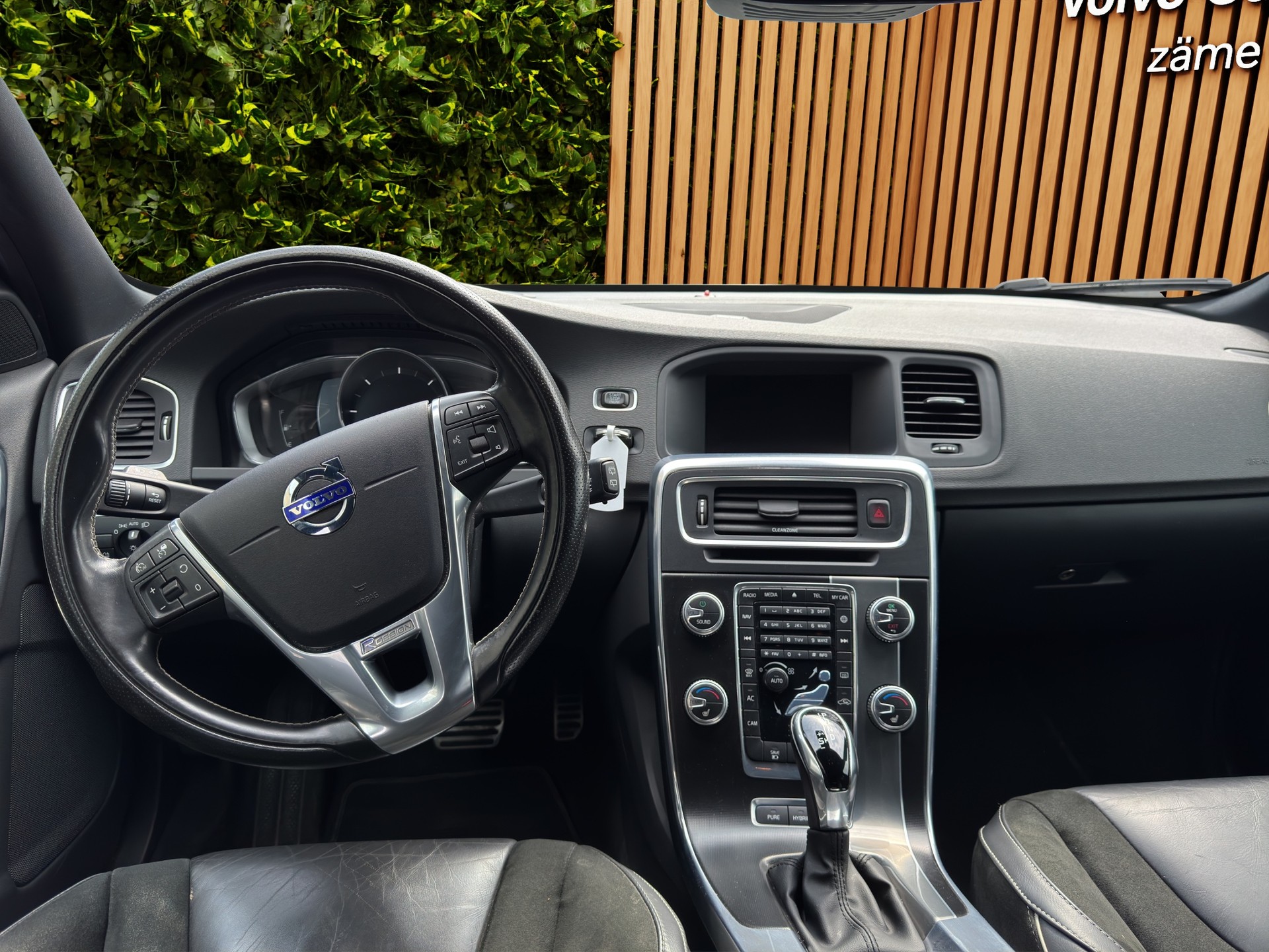 VOLVO V60 2.4 D6 TE Mom. R-Design Pl.Hy.-image-9