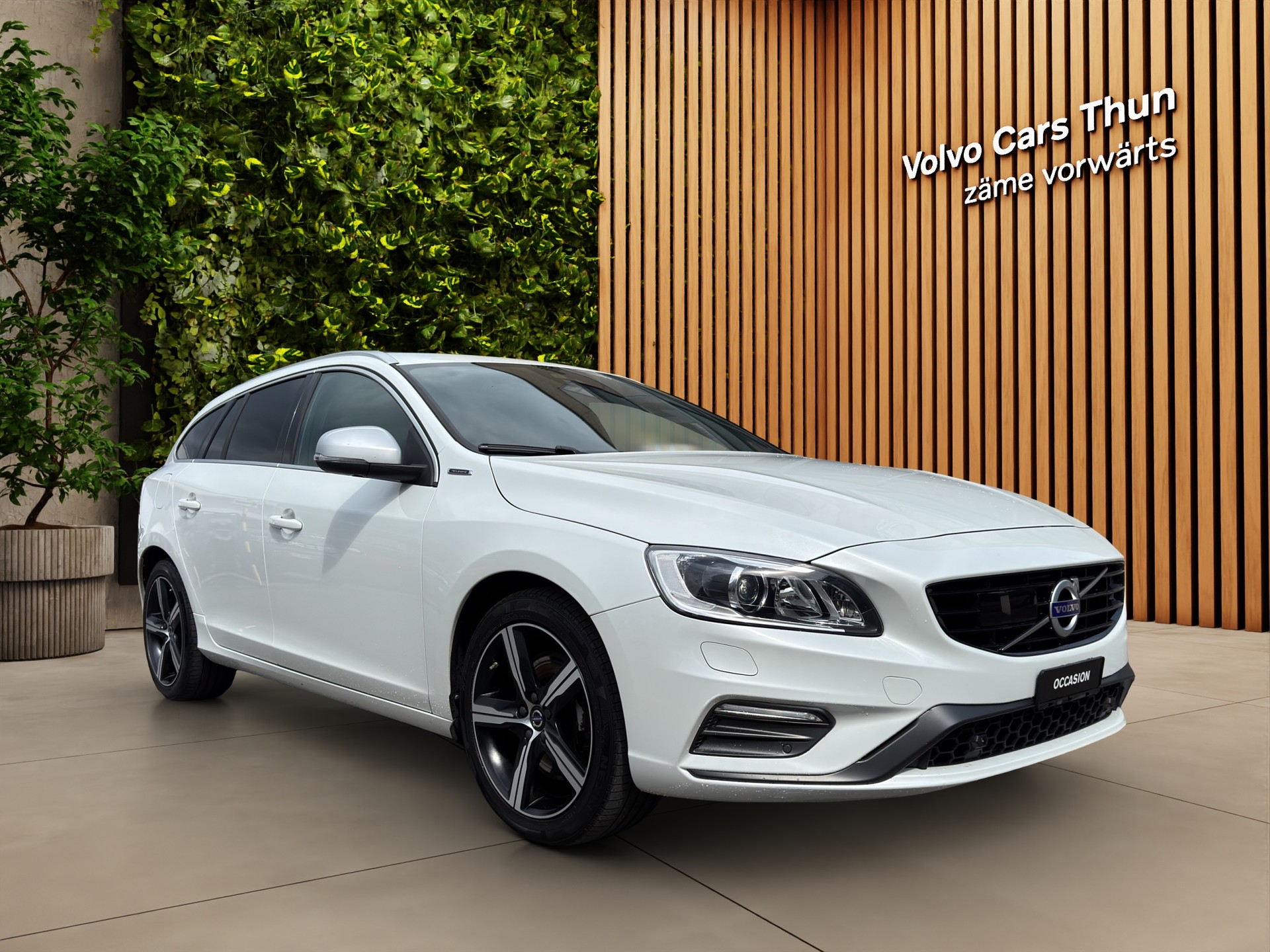 VOLVO V60 2.4 D6 TE Mom. R-Design Pl.Hy.-image-2