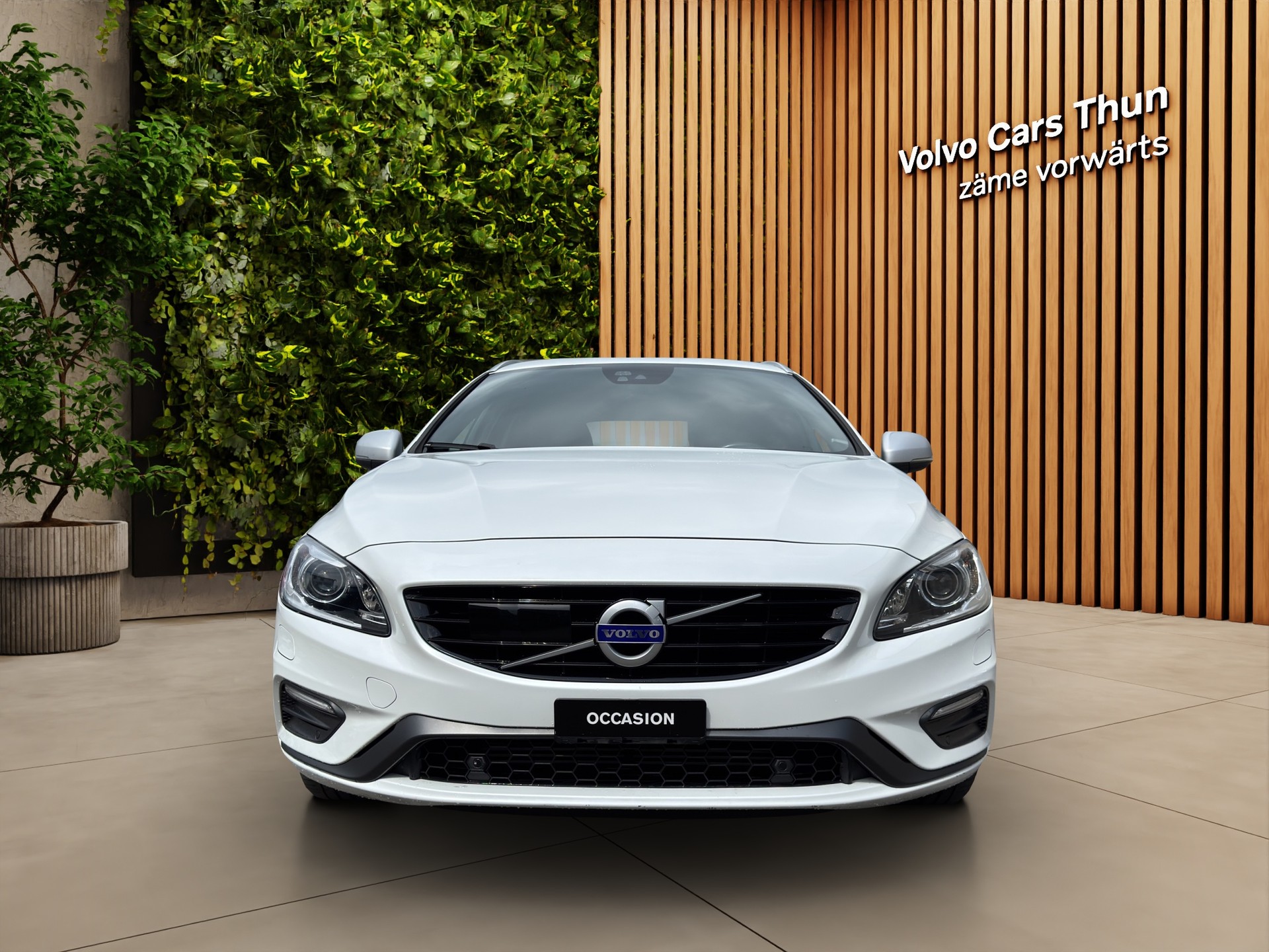 VOLVO V60 2.4 D6 TE Mom. R-Design Pl.Hy.-image-1