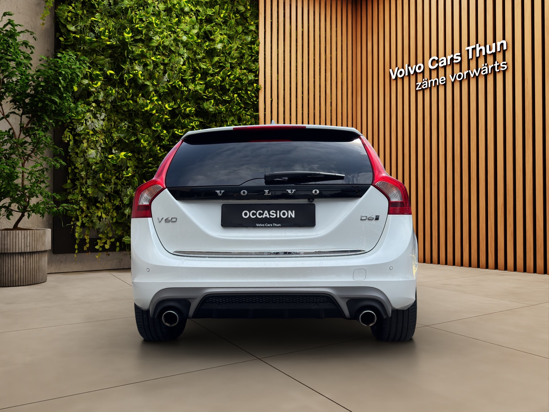 VOLVO V60 2.4 D6 TE Mom. R-Design Pl.Hy.-image-6