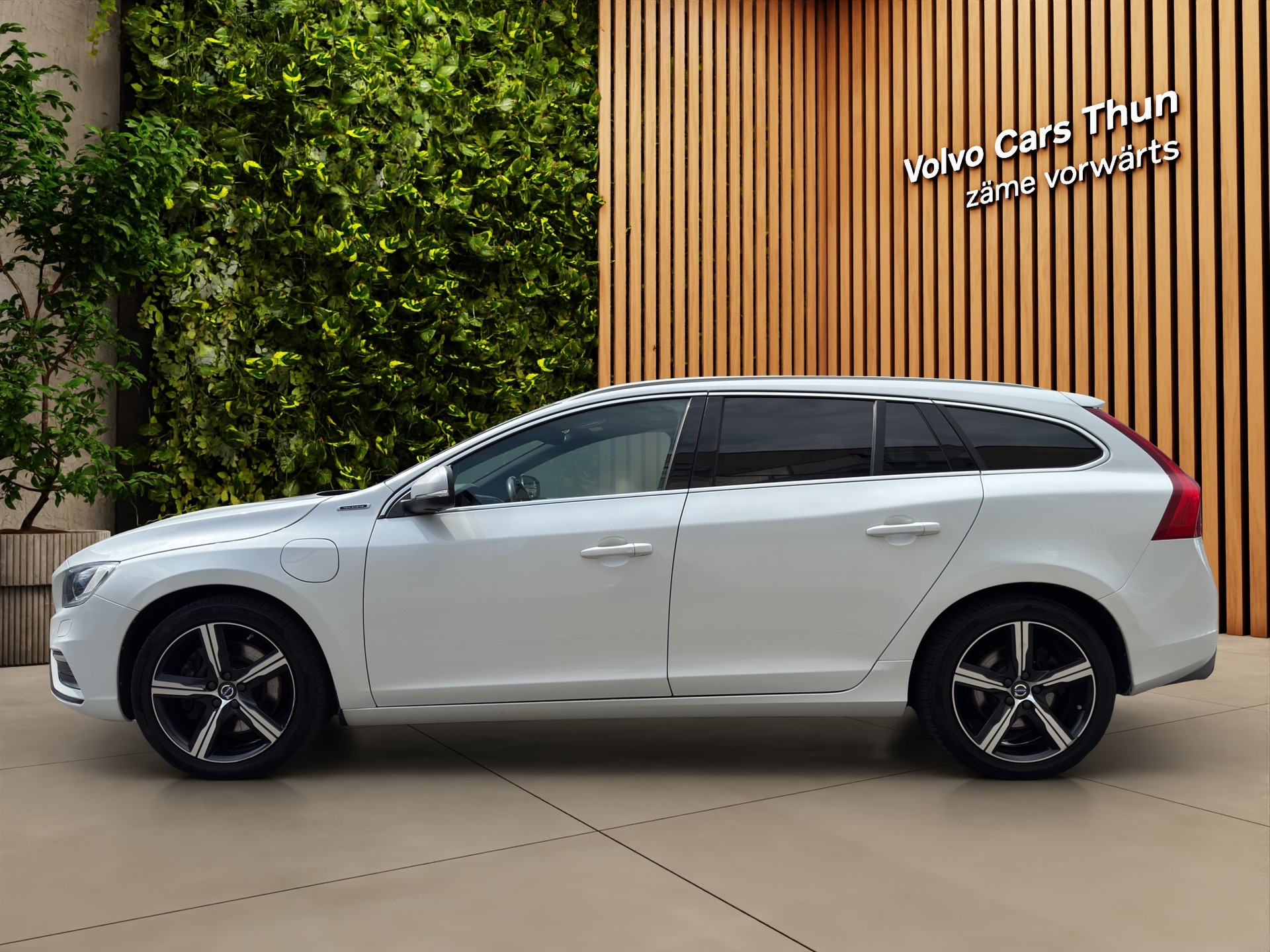 VOLVO V60 2.4 D6 TE Mom. R-Design Pl.Hy.-image-4