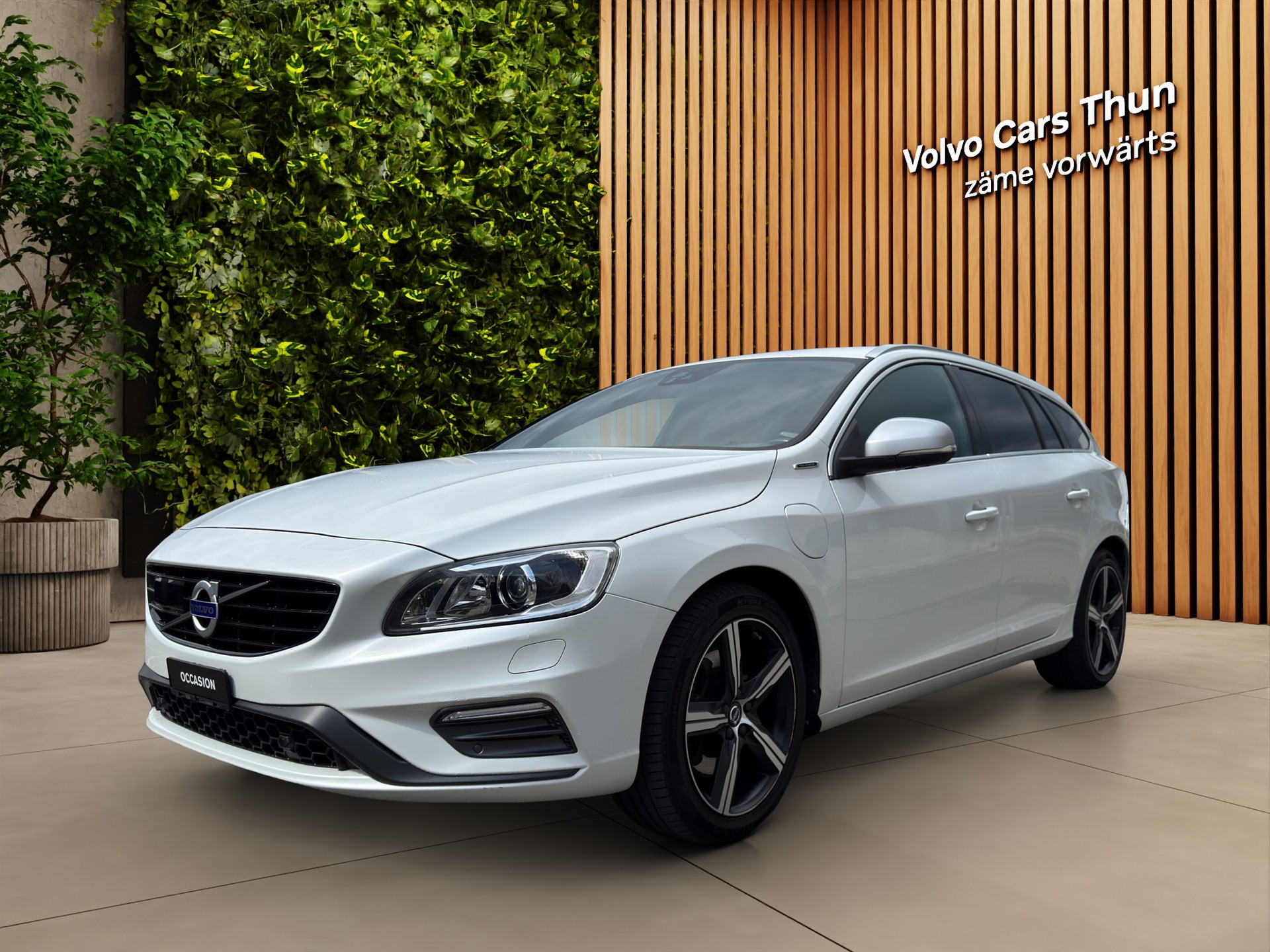 VOLVO V60 2.4 D6 TE Mom. R-Design Pl.Hy.-image-0