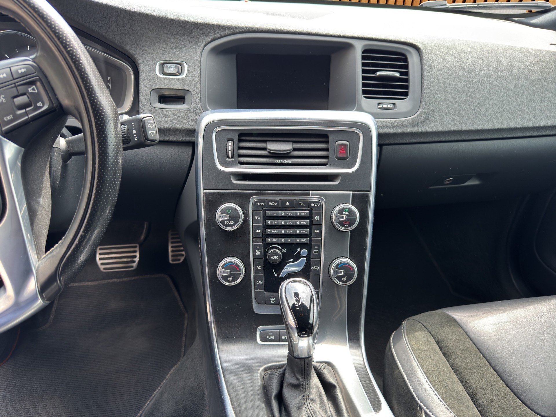 VOLVO V60 2.4 D6 TE Mom. R-Design Pl.Hy.-image-11