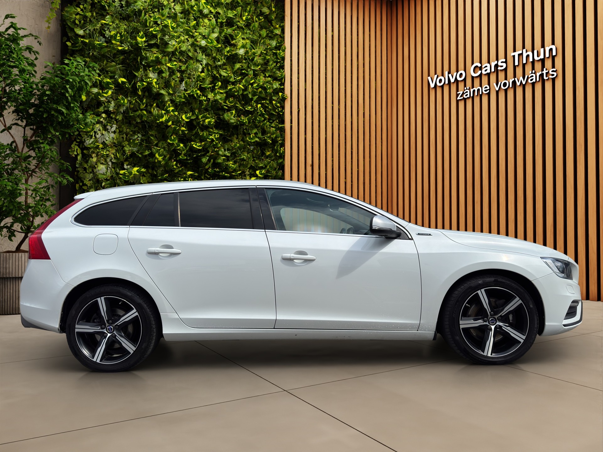 VOLVO V60 2.4 D6 TE Mom. R-Design Pl.Hy.-image-3