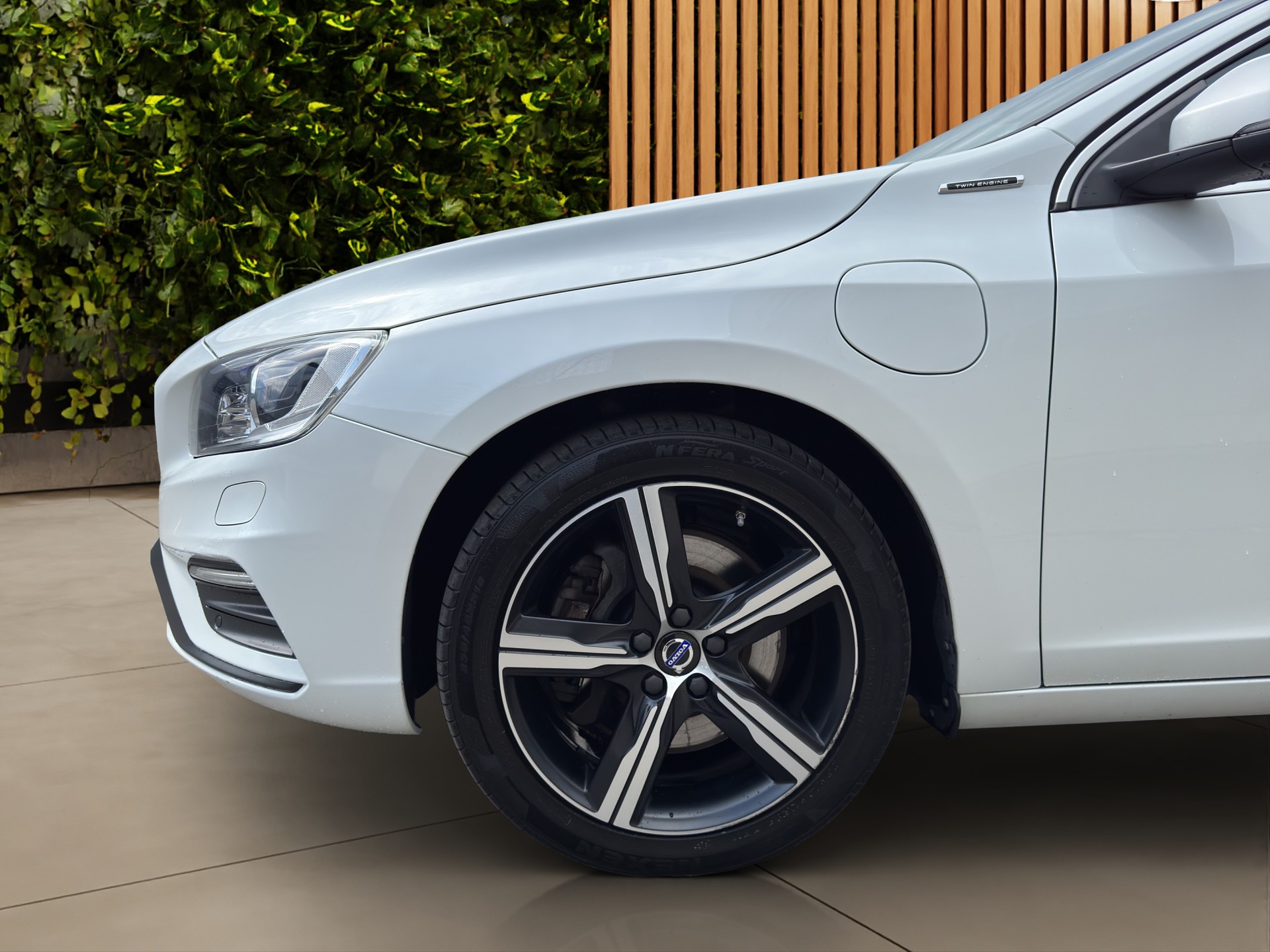 VOLVO V60 2.4 D6 TE Mom. R-Design Pl.Hy.-image-8