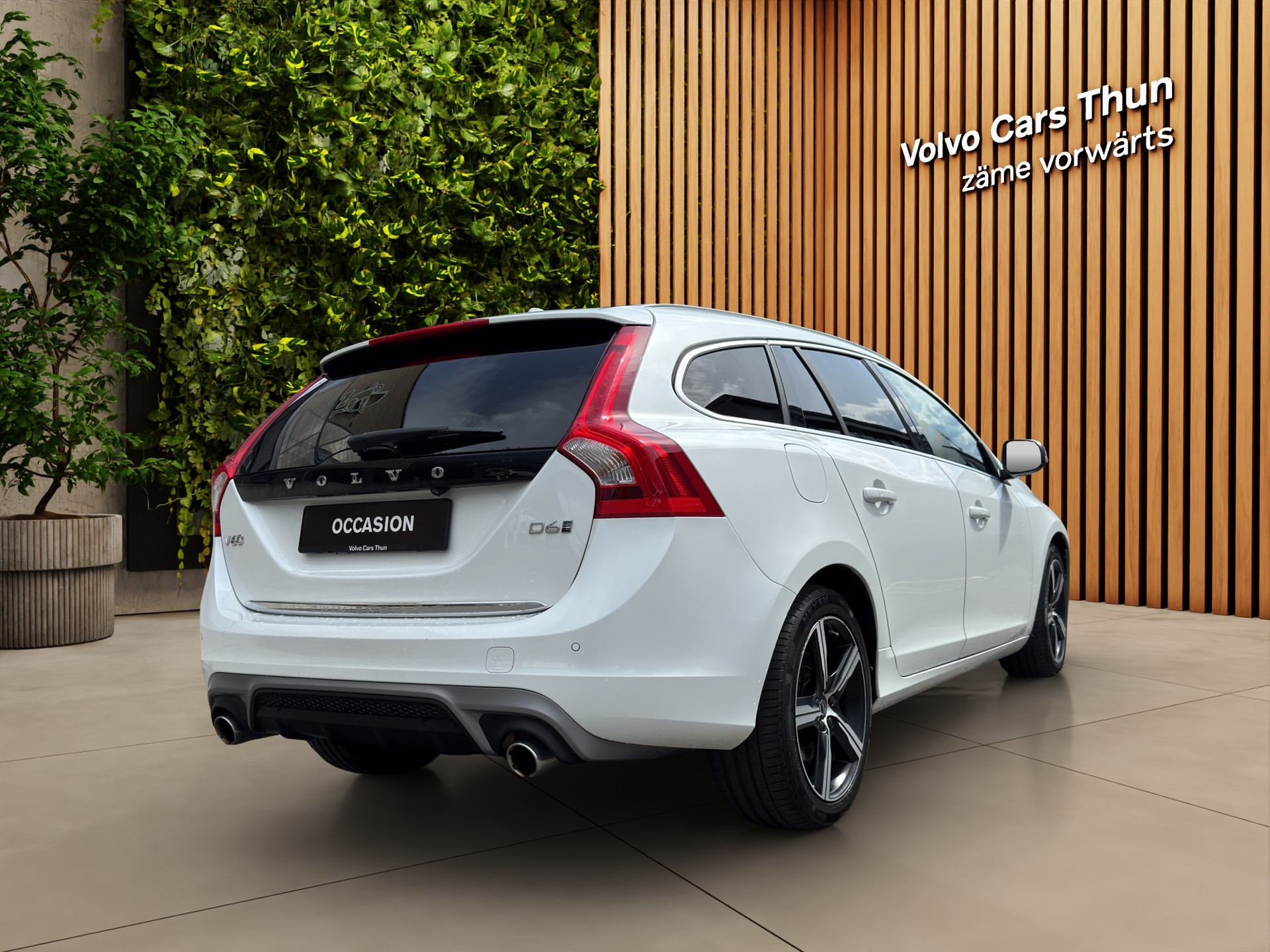 VOLVO V60 2.4 D6 TE Mom. R-Design Pl.Hy.-image-5