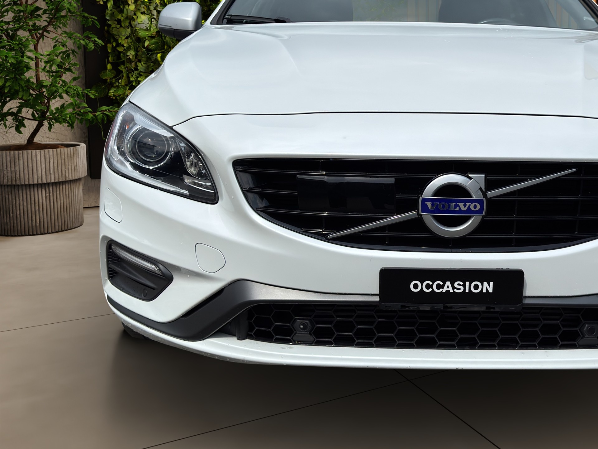 VOLVO V60 2.4 D6 TE Mom. R-Design Pl.Hy.-image-7