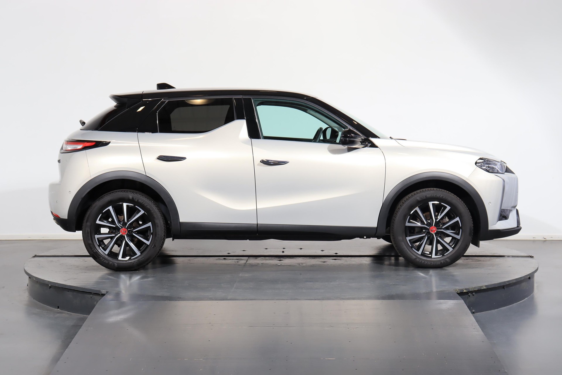 DS AUTOMOBILES 3 Crossback 1.2 PureTech 130 Ligne Noire-image-1