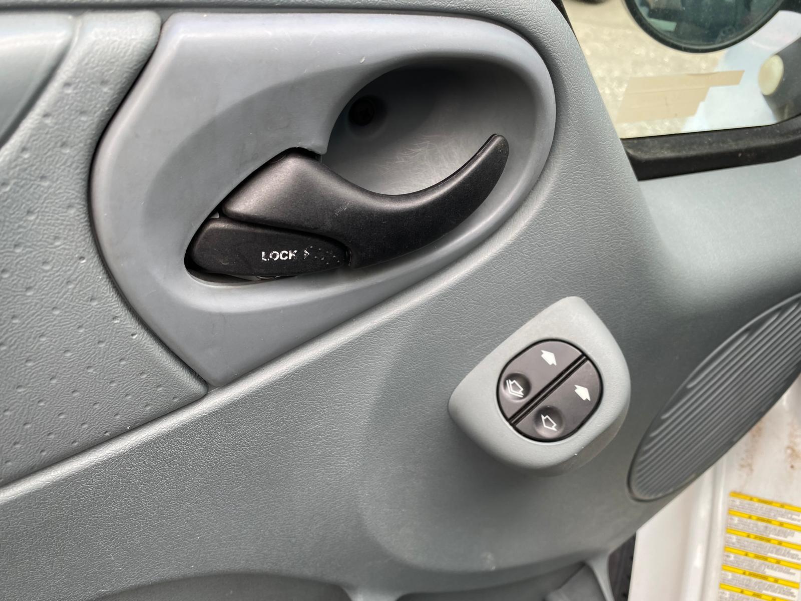 FORD Transit Kombi 330 S 2.4 TDCi 140 Trend 4x4-image-9