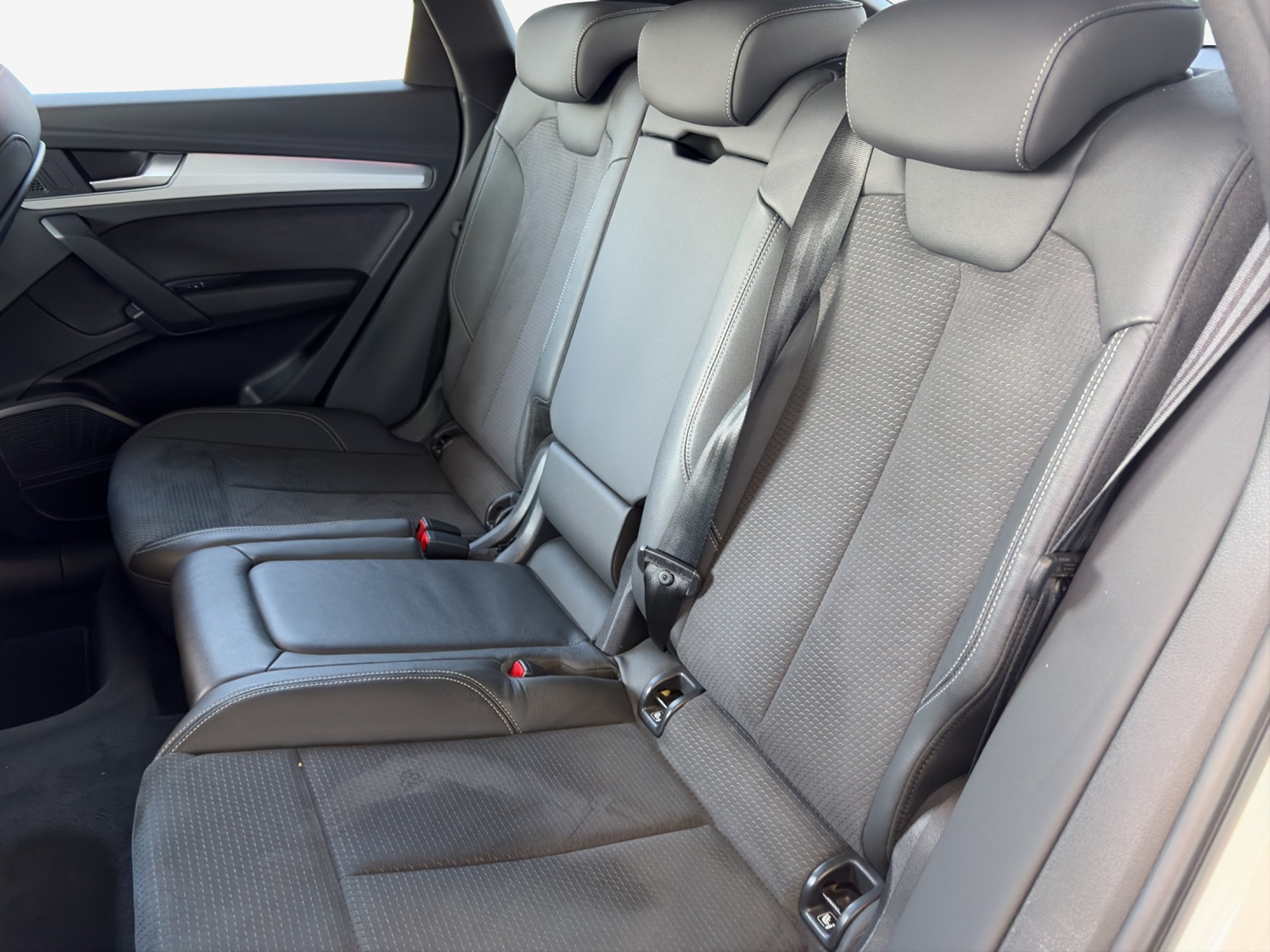 AUDI Q5 Sportback 40 TDI Blackedition quattro S-tronic-image-11