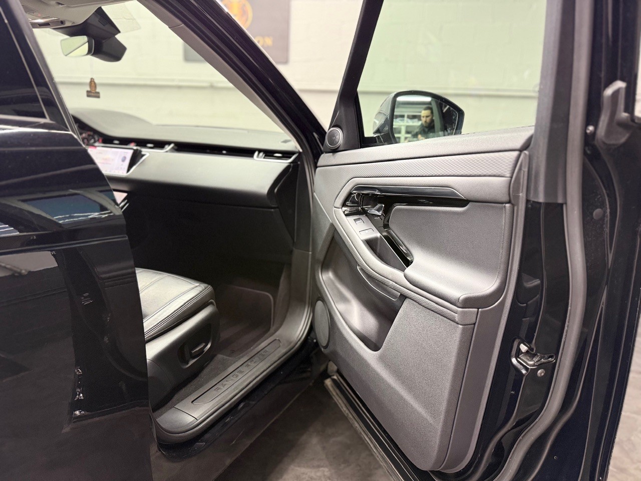 LAND ROVER Range Rover Evoque R-Dynamic D 180 S AT9-image-18