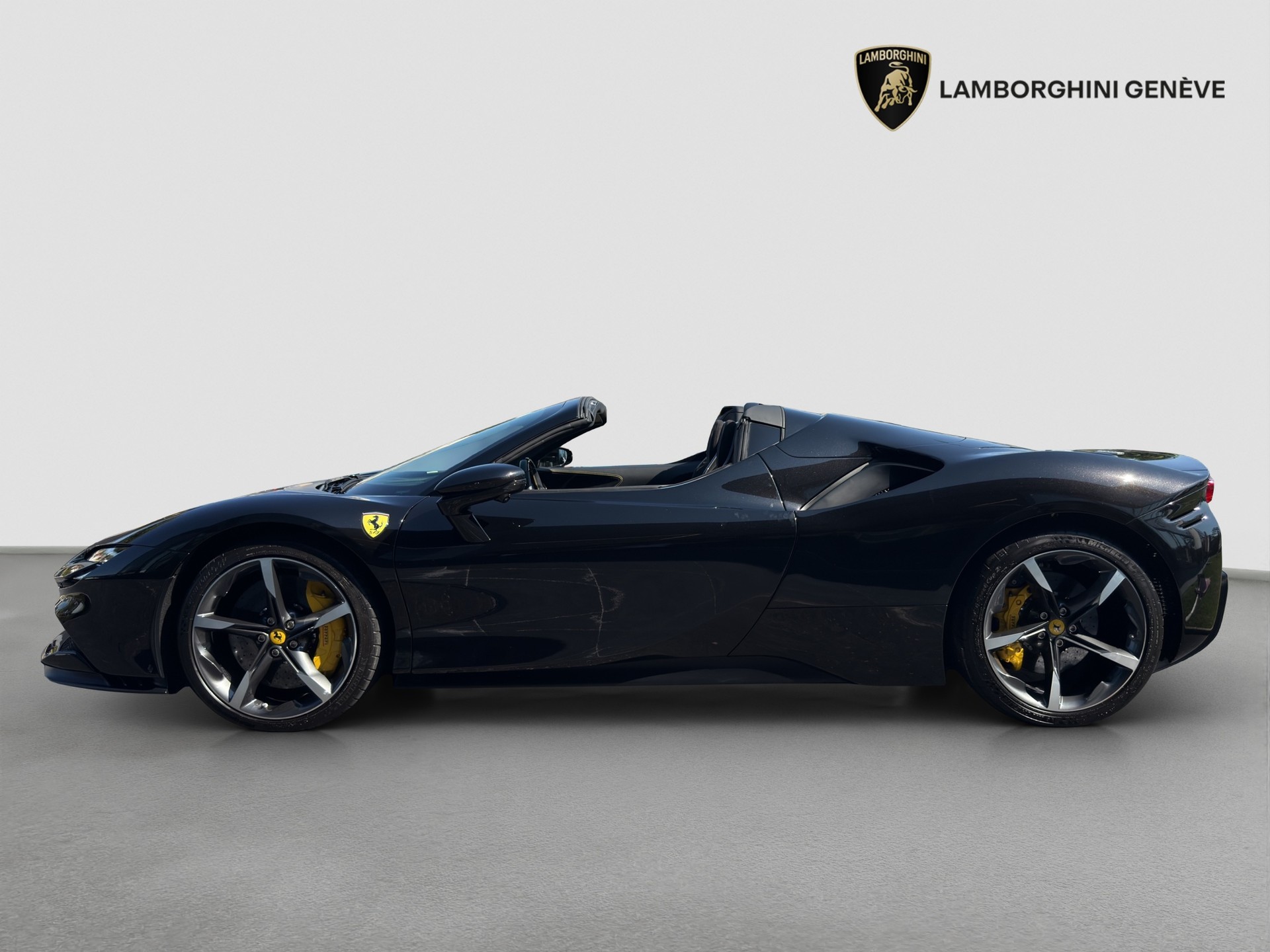 FERRARI SF90 Spider-showroom-element-2