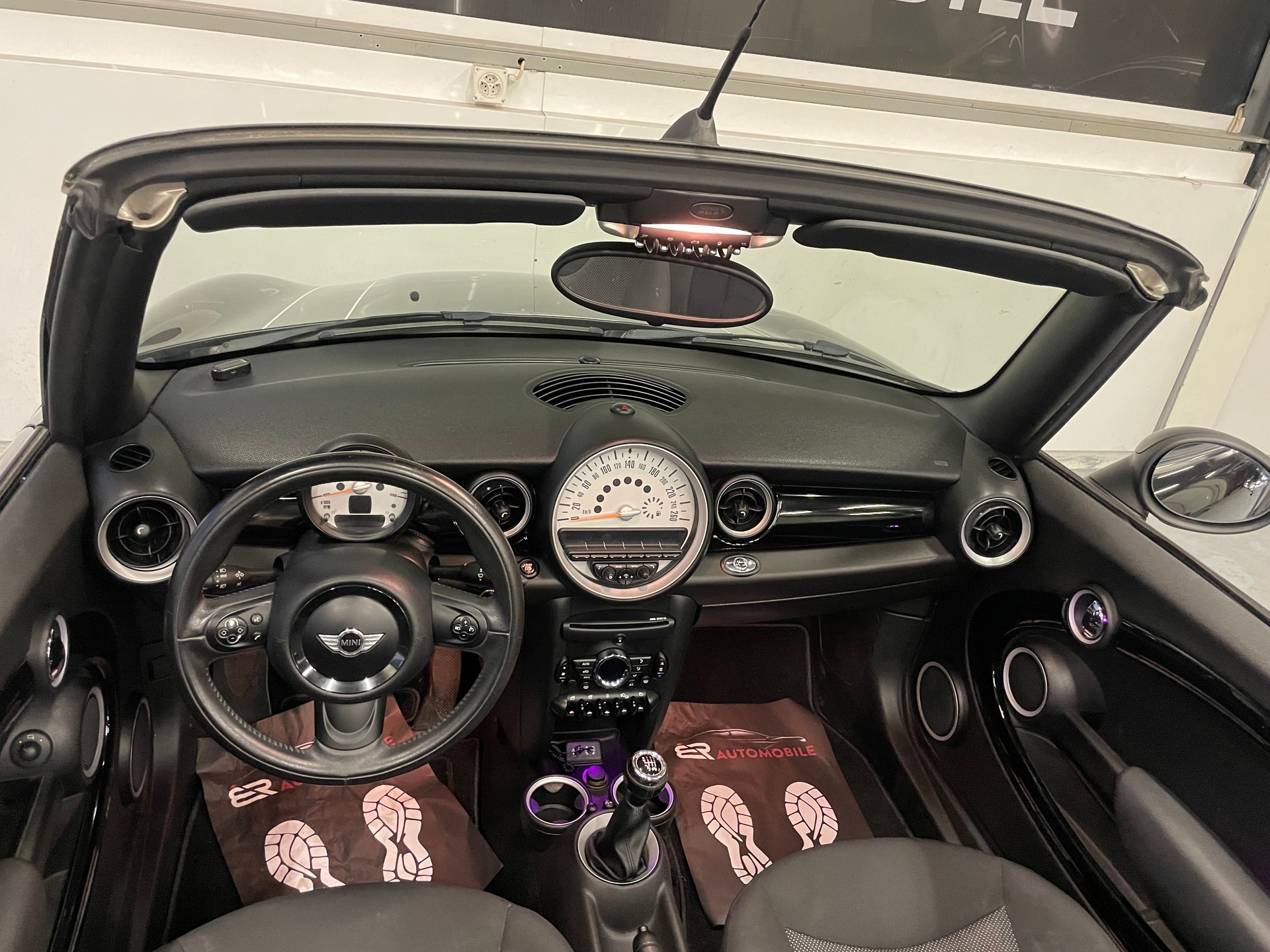 MINI One Cabriolet-image-9