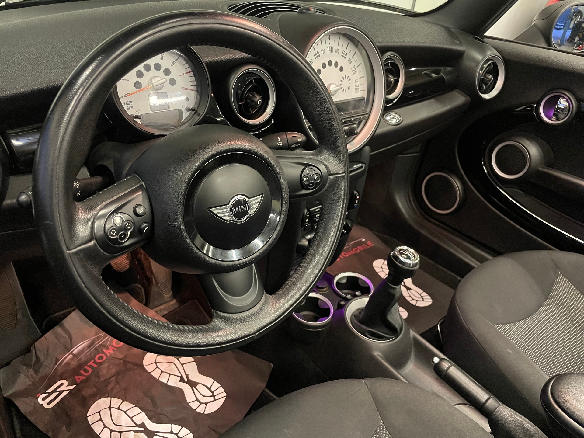 MINI One Cabriolet-image-11