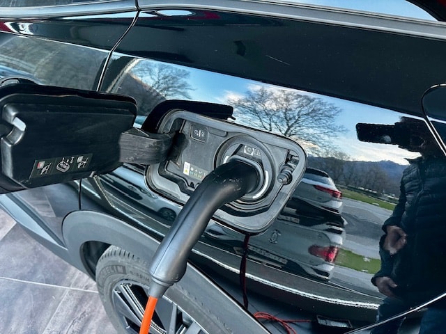 PEUGEOT 3008 300e Hybrid4 GT Pack EAT8-image-31