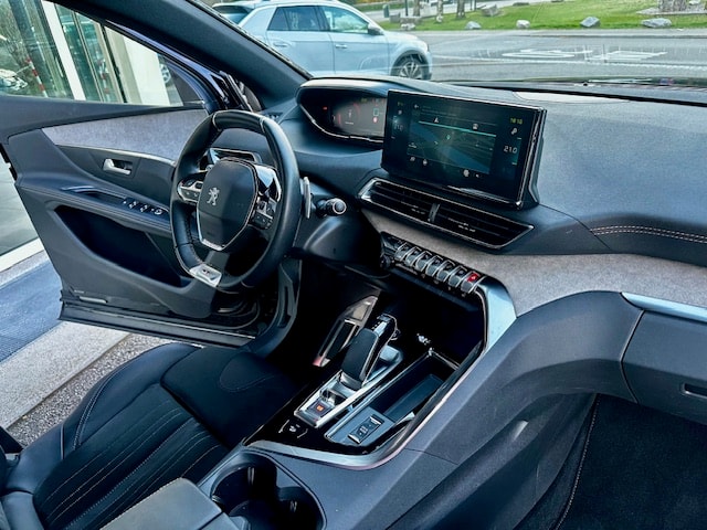 PEUGEOT 3008 300e Hybrid4 GT Pack EAT8-image-13
