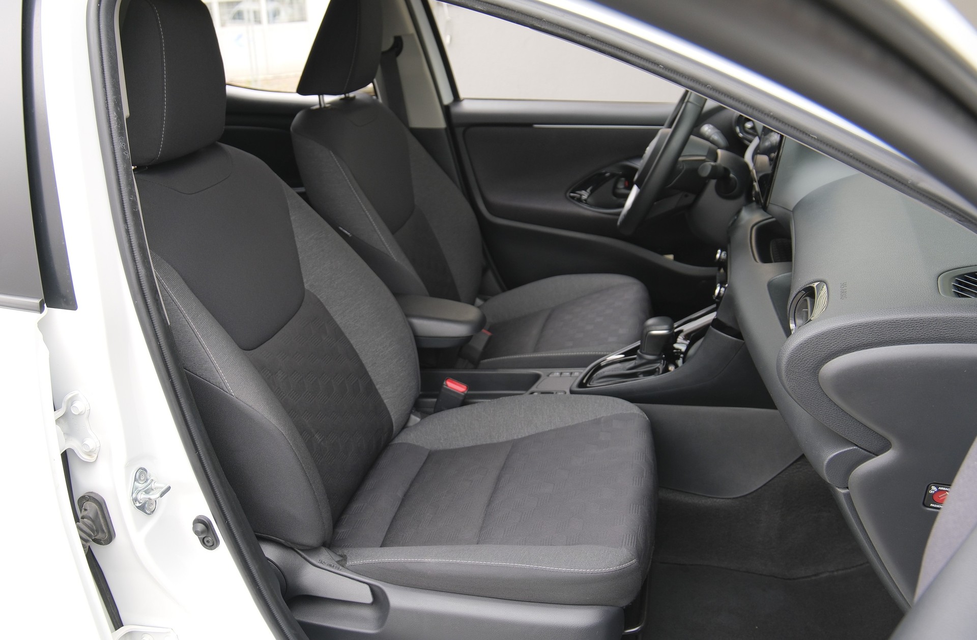 TOYOTA Yaris 1.5 Trend e-CVT-image-14