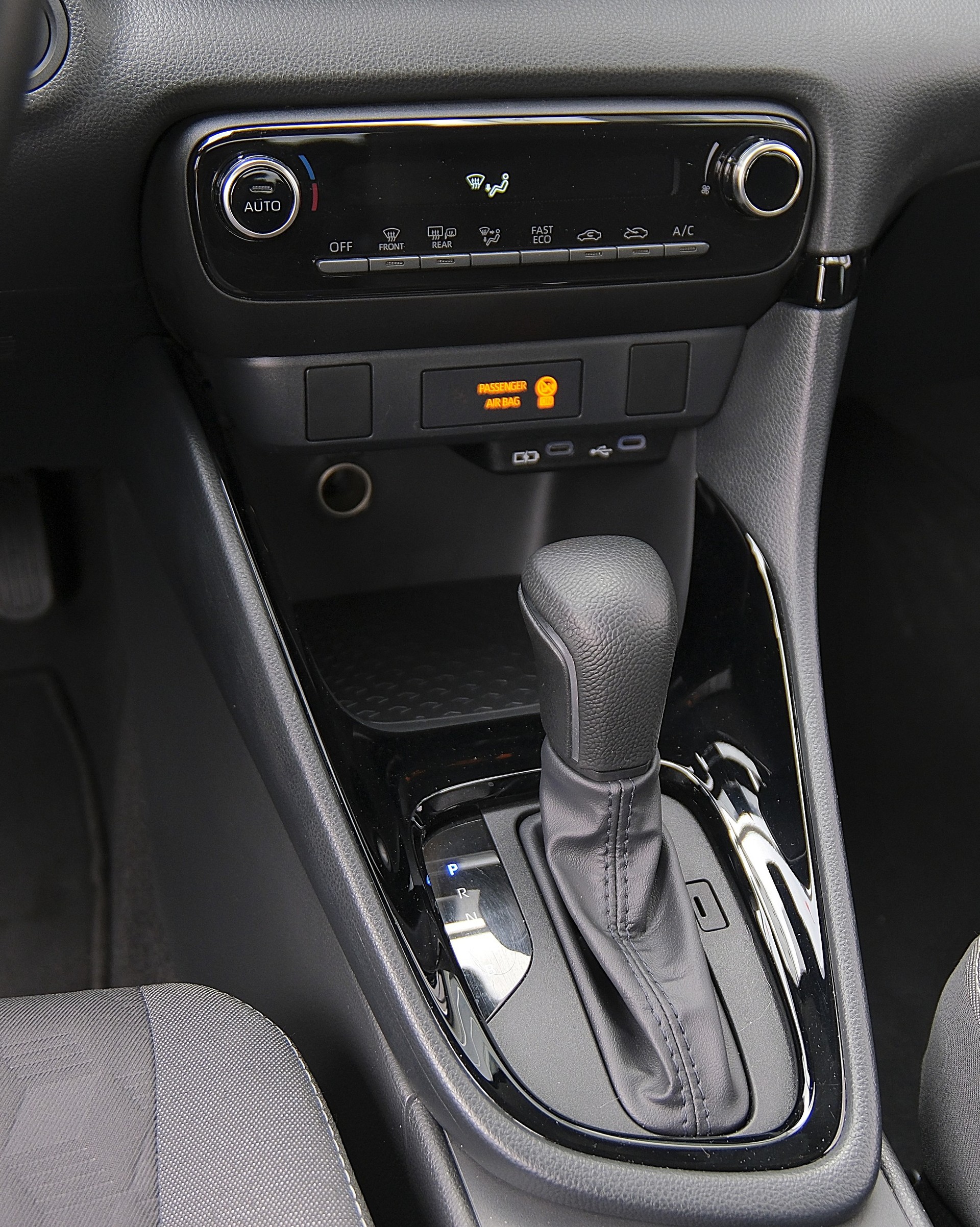TOYOTA Yaris 1.5 Trend e-CVT-image-17