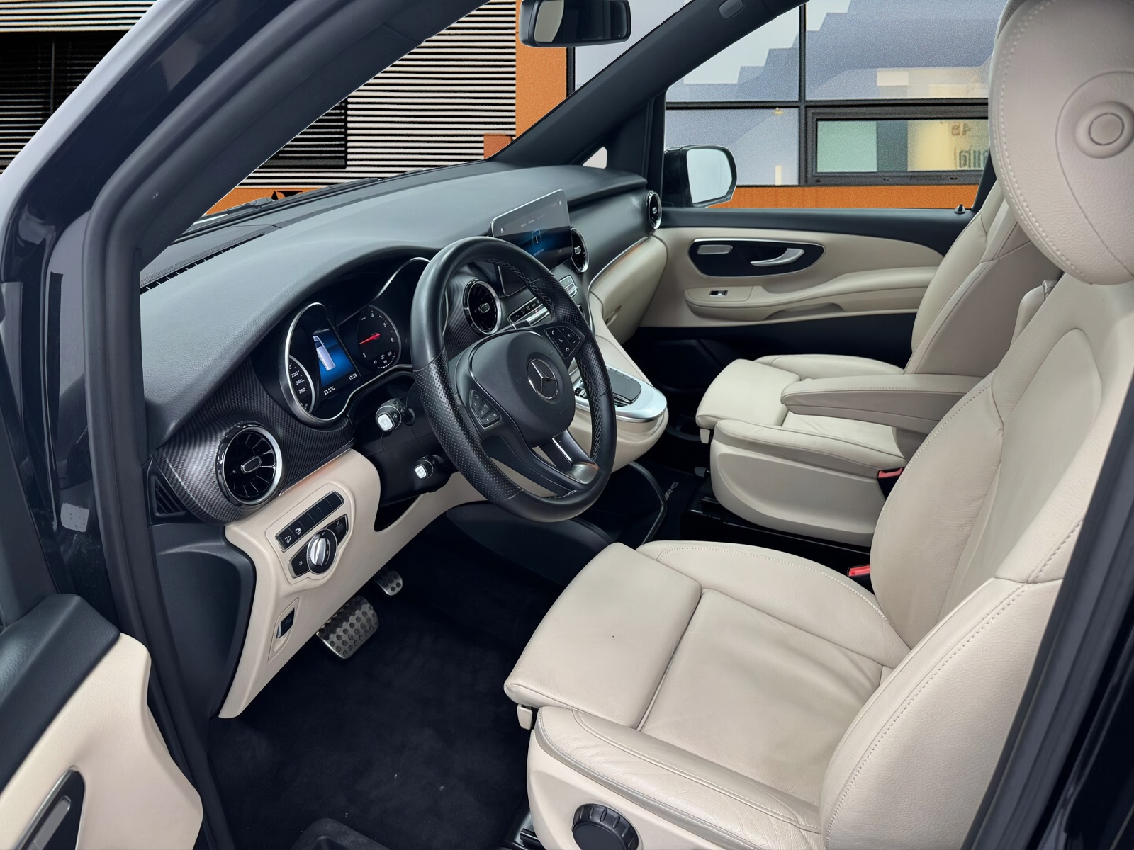 MERCEDES-BENZ V 300 d lang AMG-Line 4Matic 9G-Tronic / Leder-Pano-LED-Kamera-El.Türen-image-6