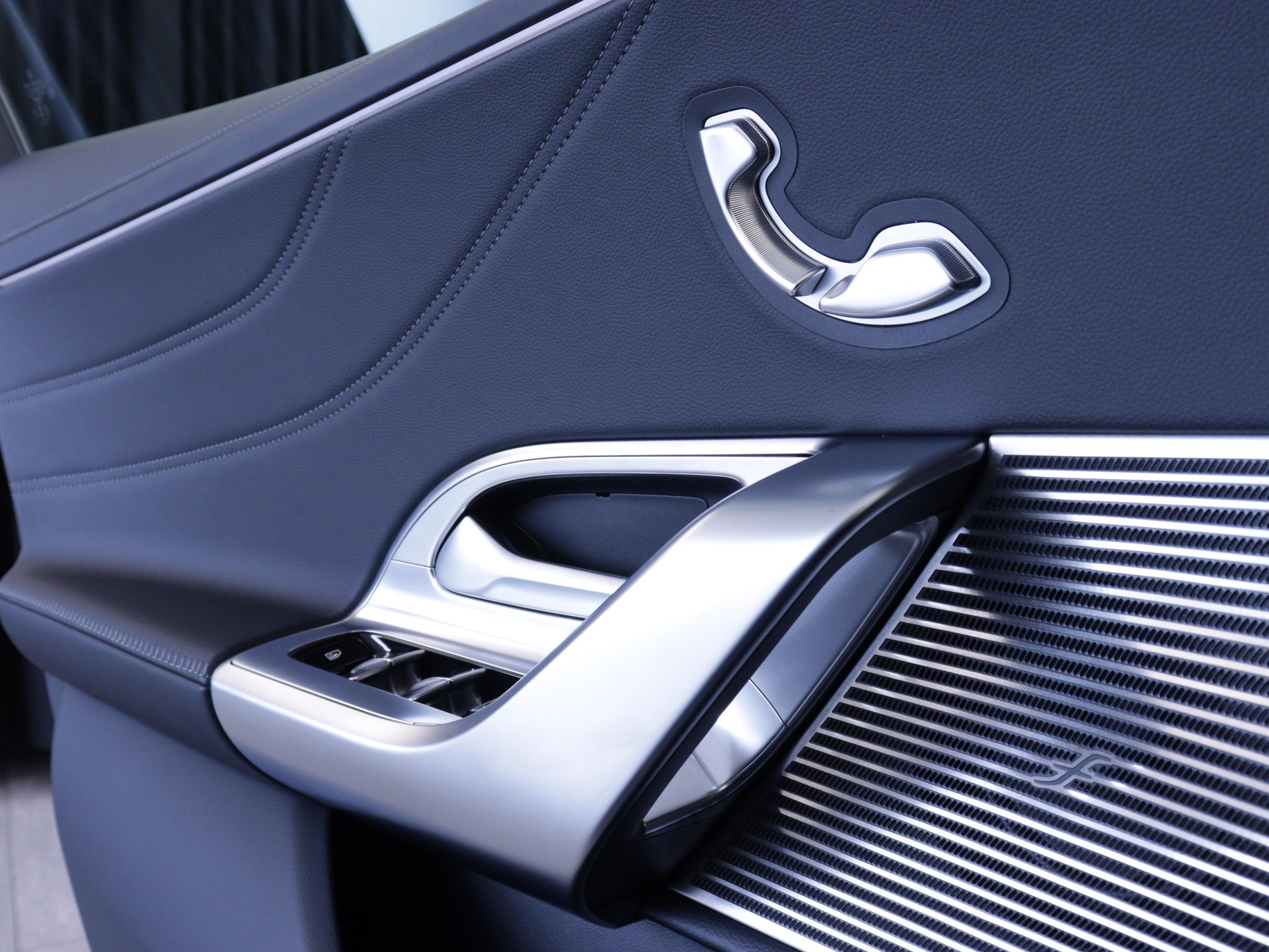 MERCEDES-BENZ C 400 4matic-image-9