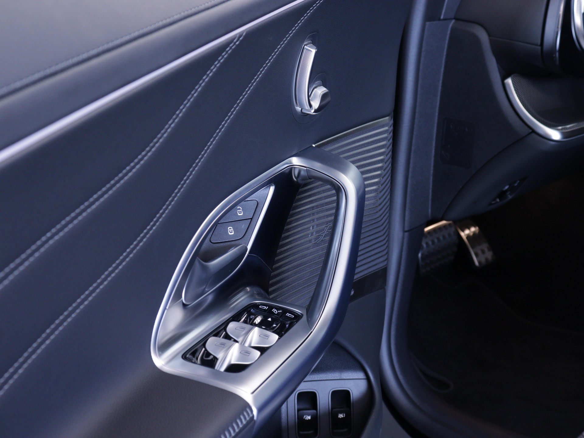 MERCEDES-BENZ C 400 4matic-image-8