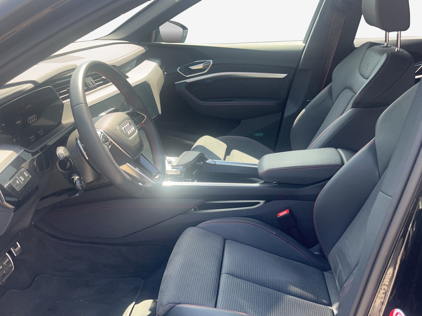 AUDI Q8 Sportback 50 e-tron Black Edition quattro-image-6