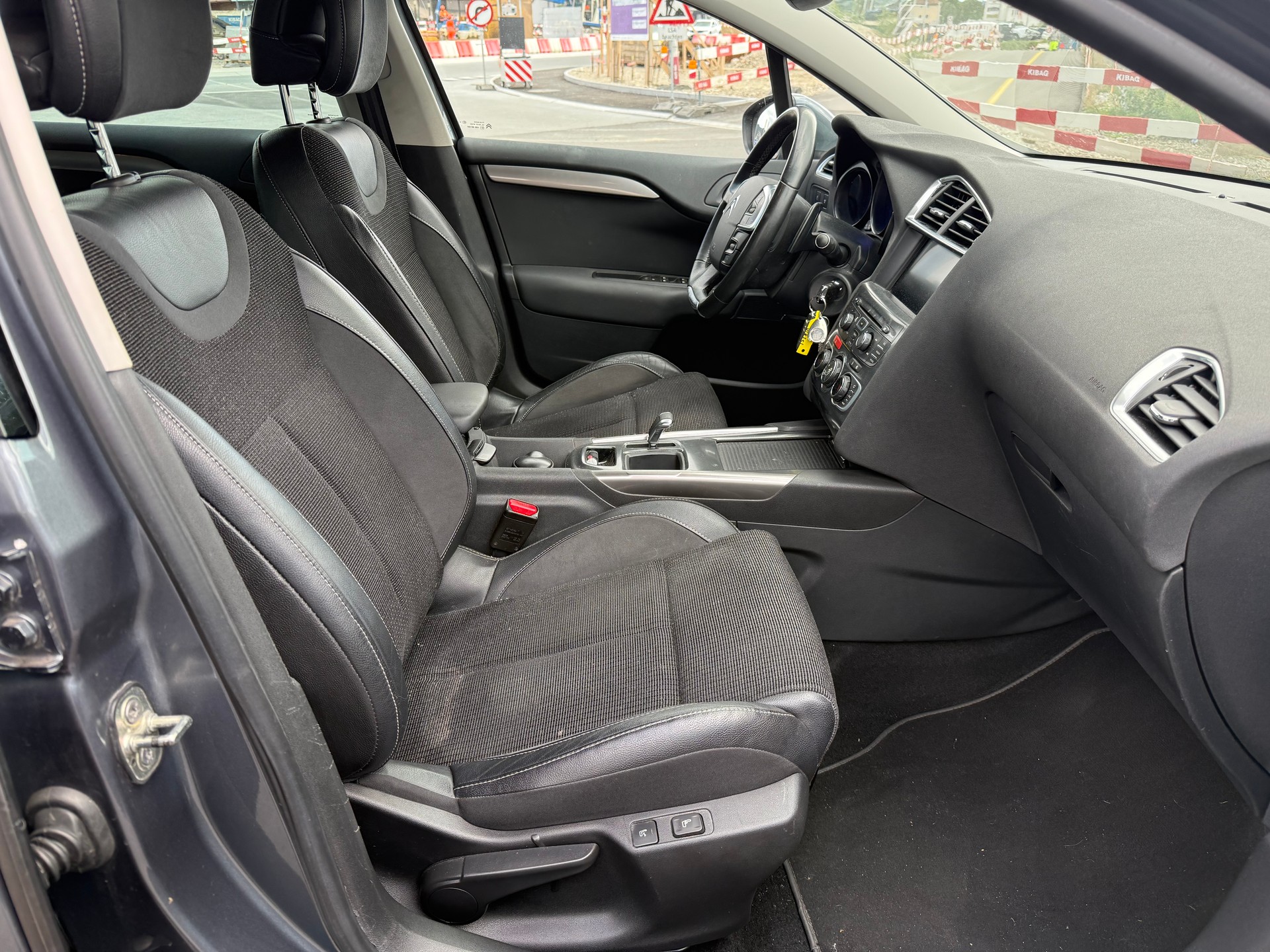 CITROEN C4 Berline 1.6 e-HDi Exclusive EGS6-image-9