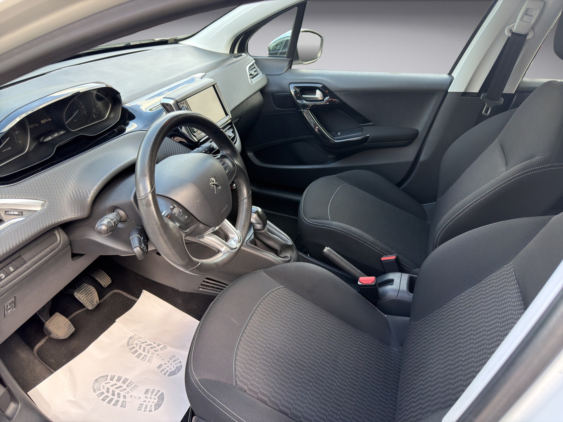 PEUGEOT 208 1.2 PureTech Active-image-8