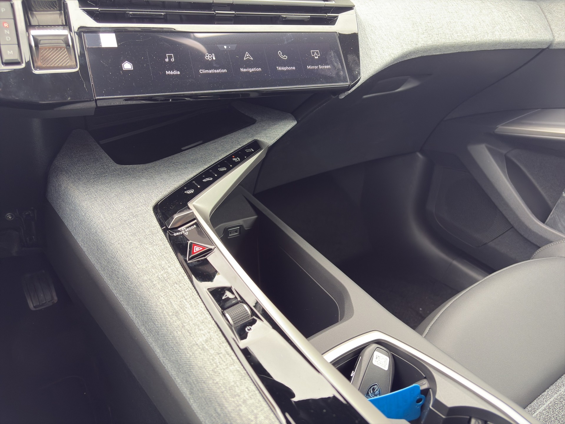 PEUGEOT 5008 MHEV Allure Premium e-DSC6-image-9