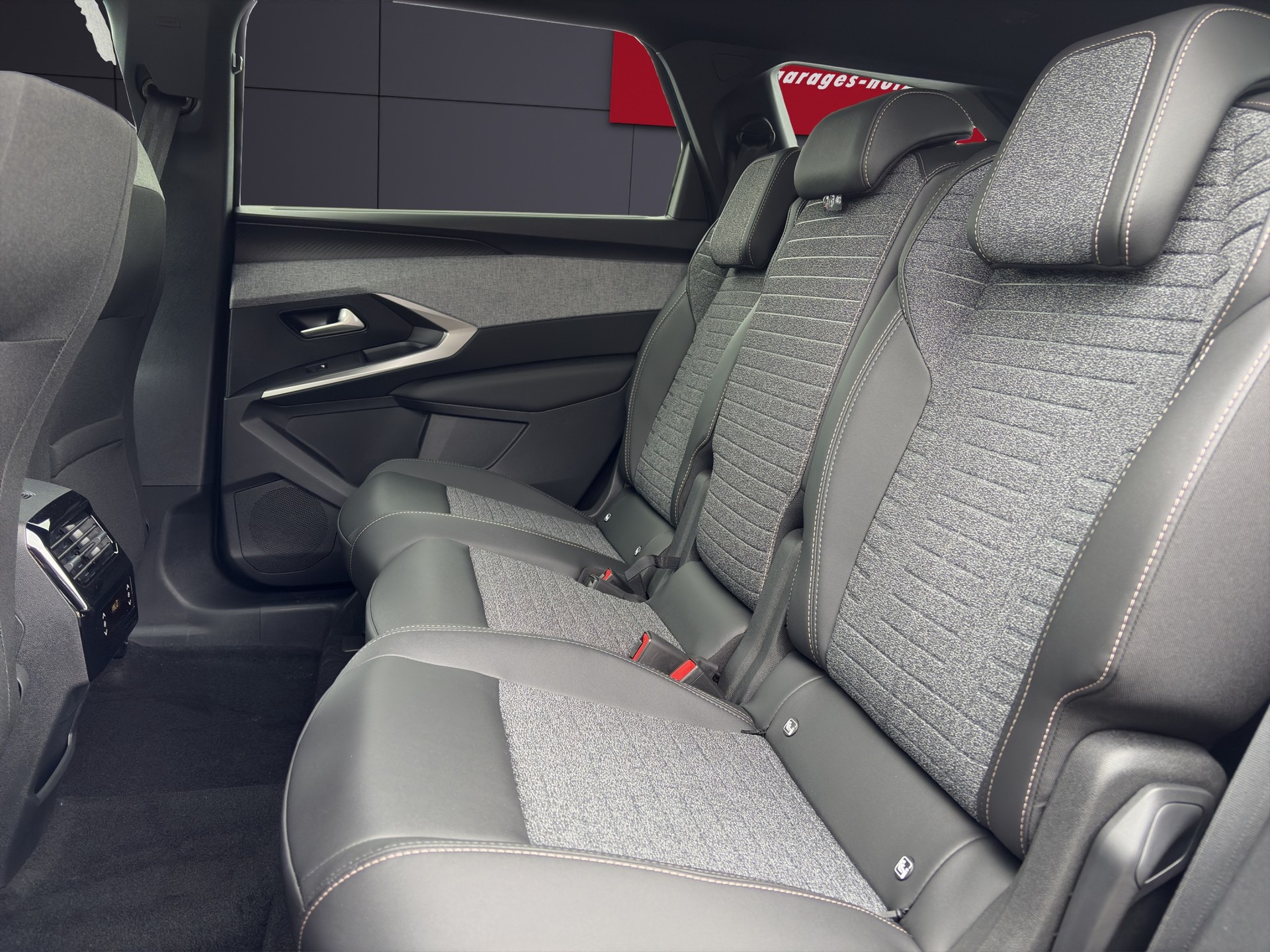 PEUGEOT 5008 MHEV Allure Premium e-DSC6-image-5