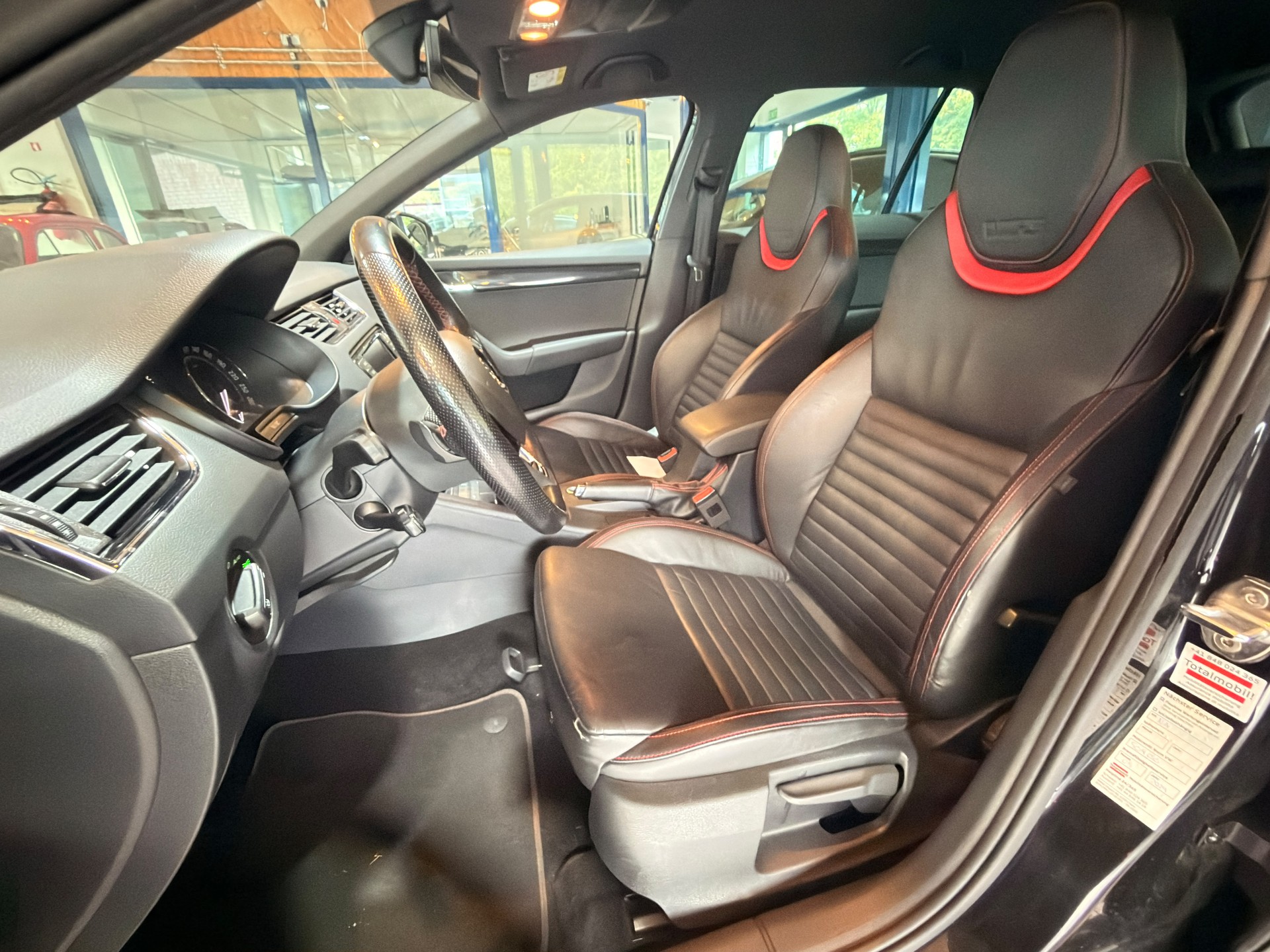 SKODA Octavia Combi 2.0 TDI RS 4x4 DSG-image-4