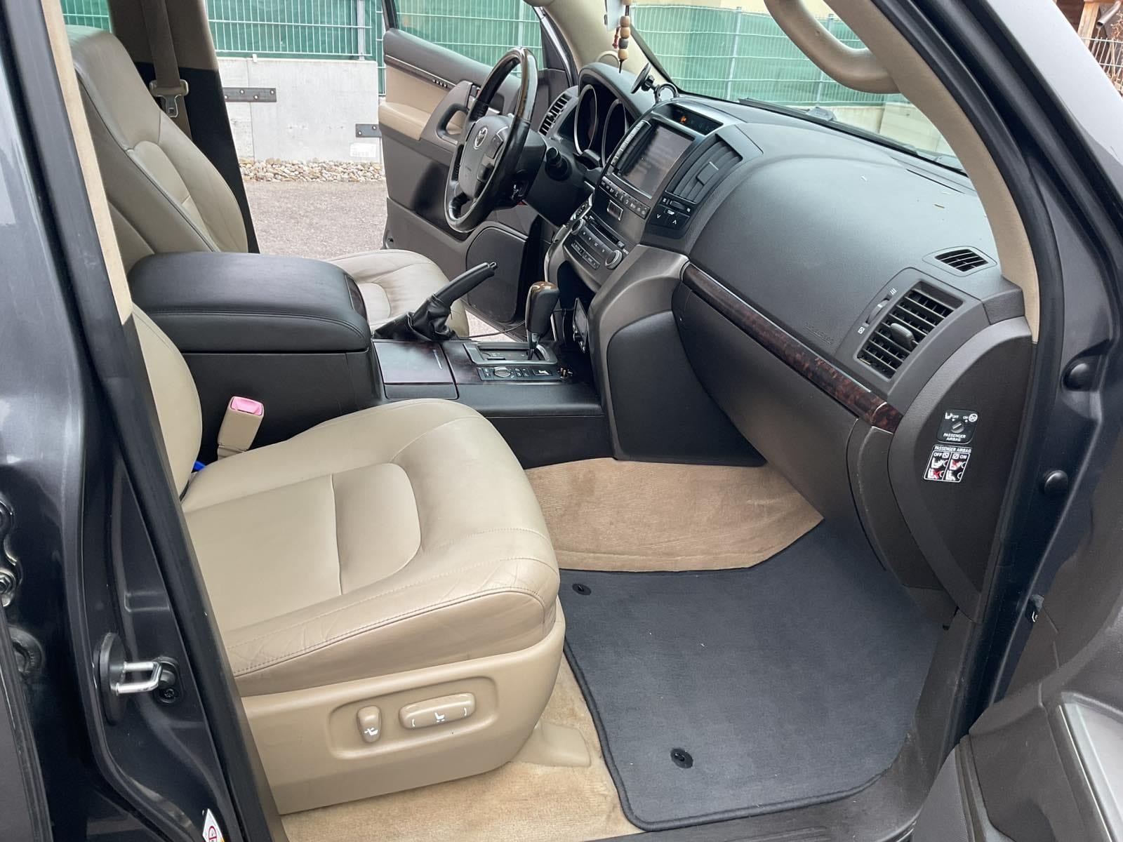 TOYOTA 4.5 D-4D V8 Linea Sol 7P.-image-4