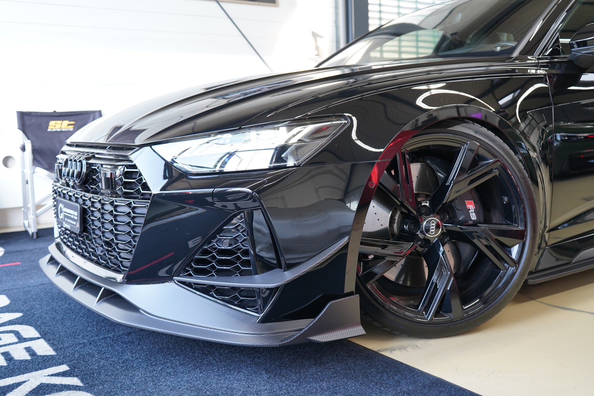 AUDI RS6 Avant 4.0 TFSI V8 quattro / Exklusiv Carbon Kit **-image-3