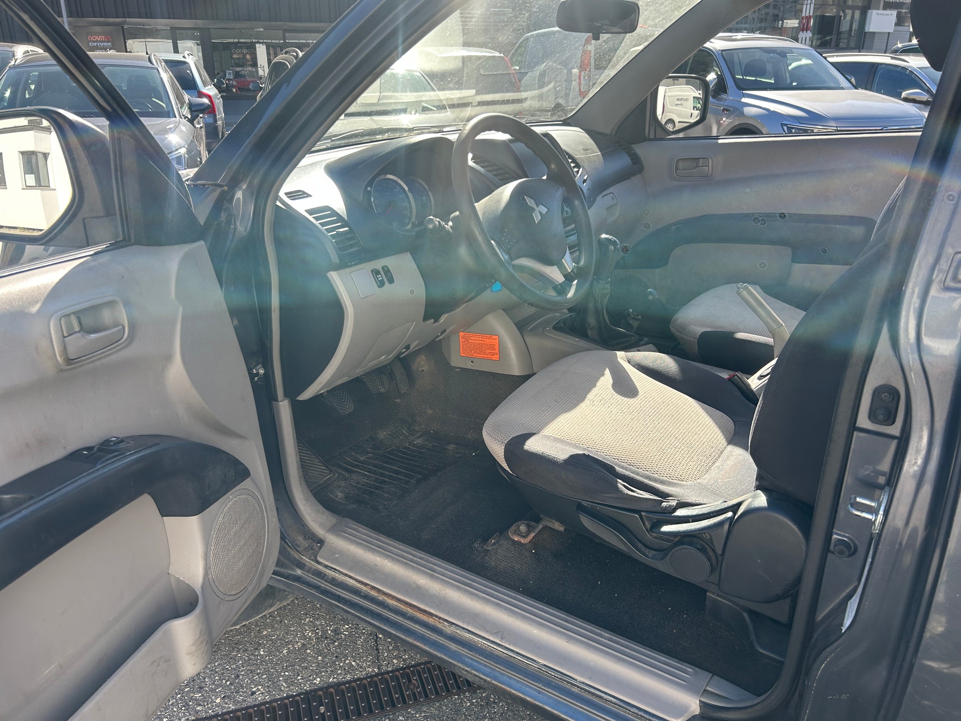 MITSUBISHI L 200 2.5 DID Invite Club Cab-image-8