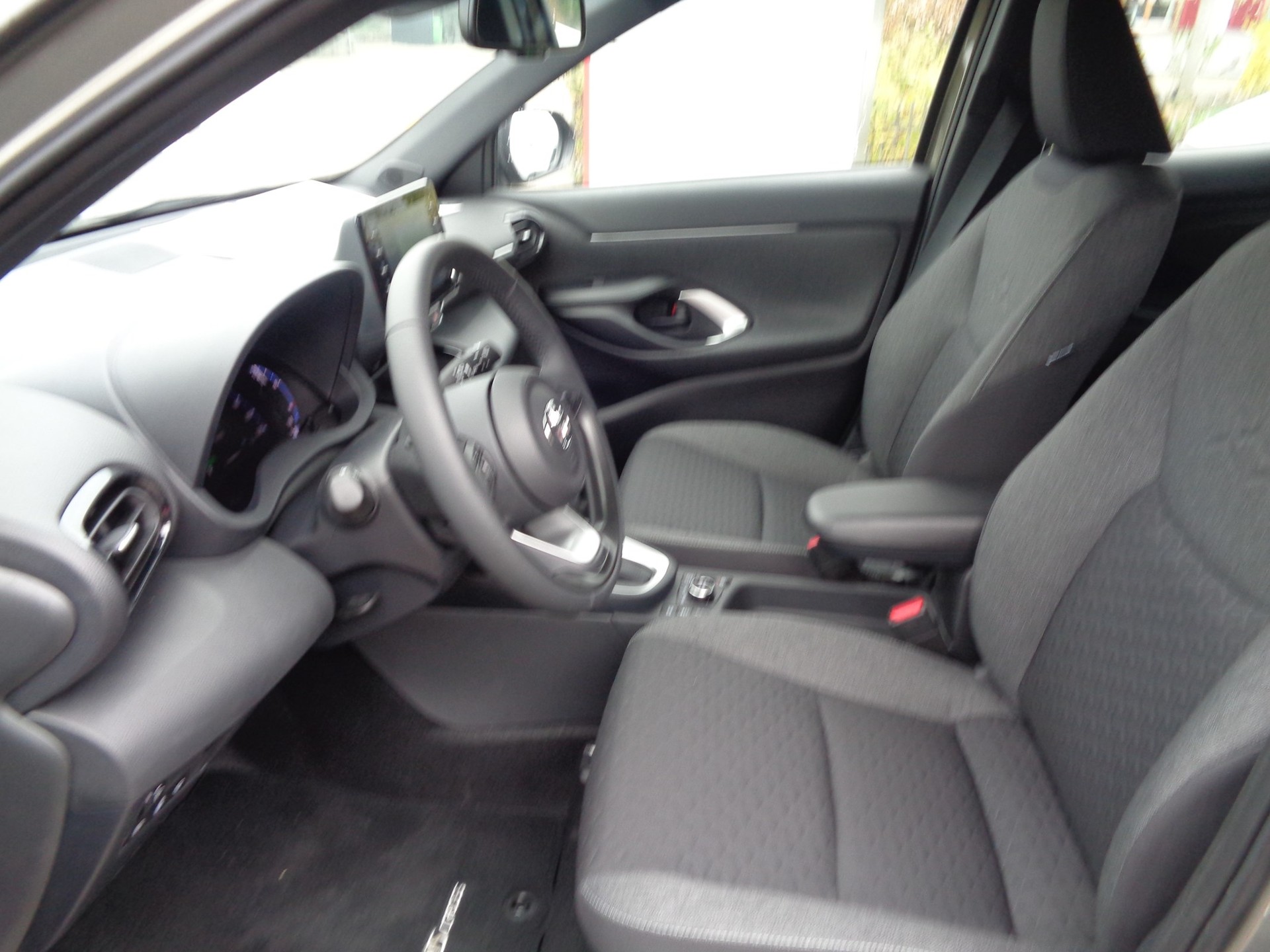 TOYOTA Yaris Cross 1.5 Trend e-CVT AWDi-image-5