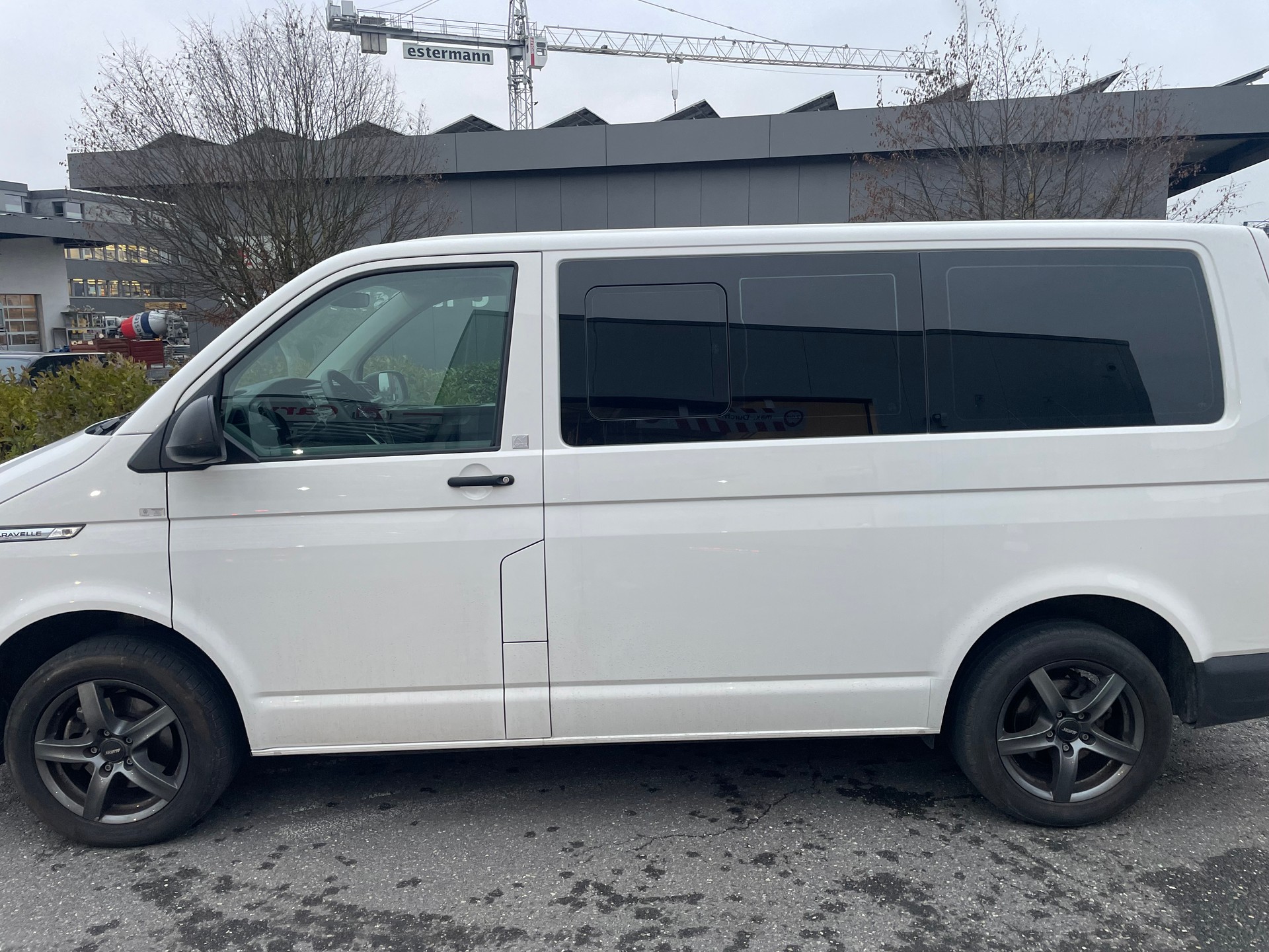 VW T6.1 2.0 TDI 4Motion Caravelle-image-4