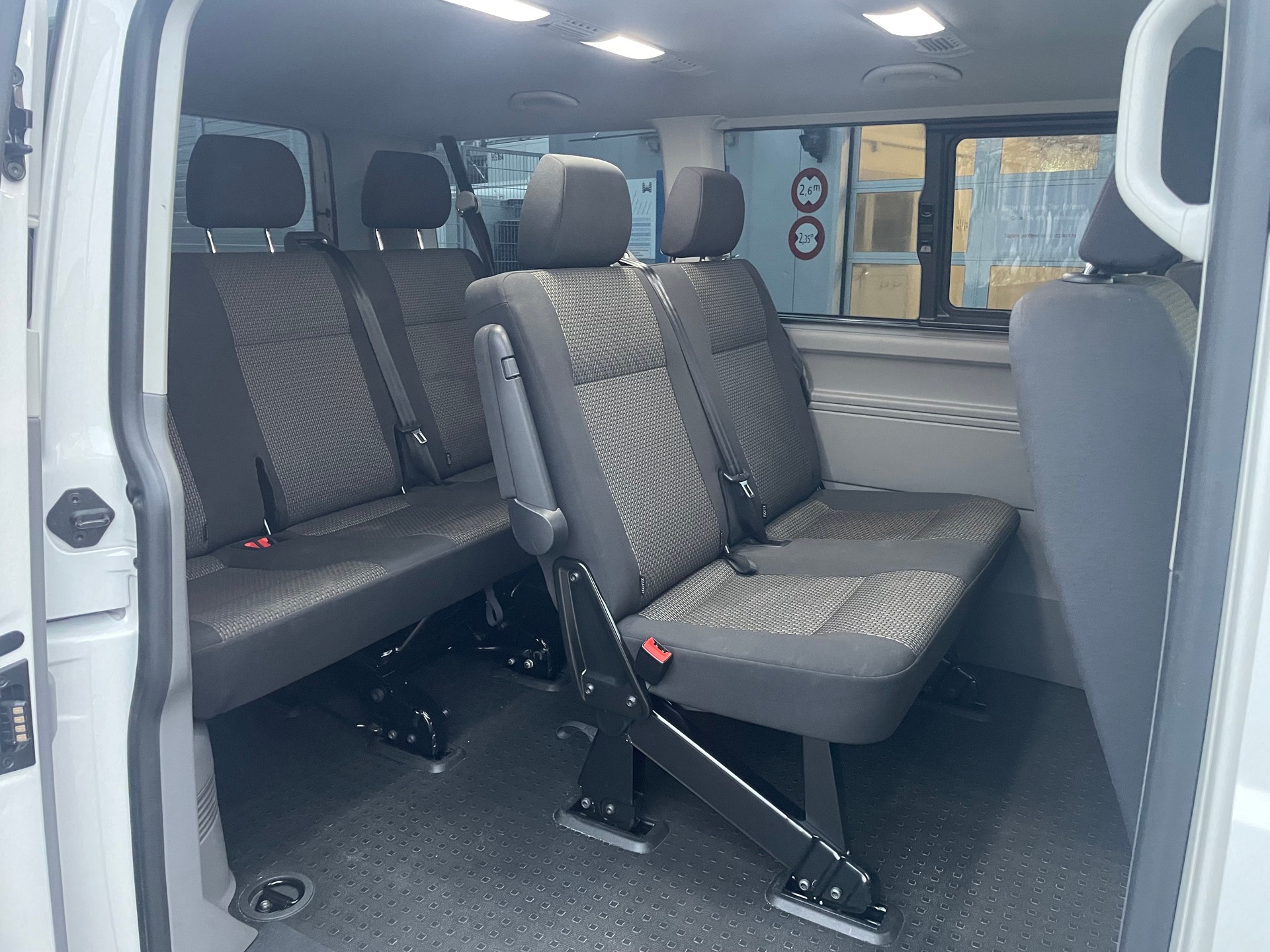 VW T6.1 2.0 TDI 4Motion Caravelle-image-11