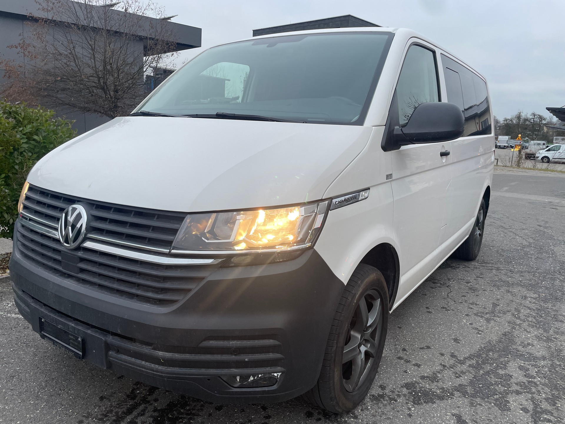 VW T6.1 2.0 TDI 4Motion Caravelle-image-2