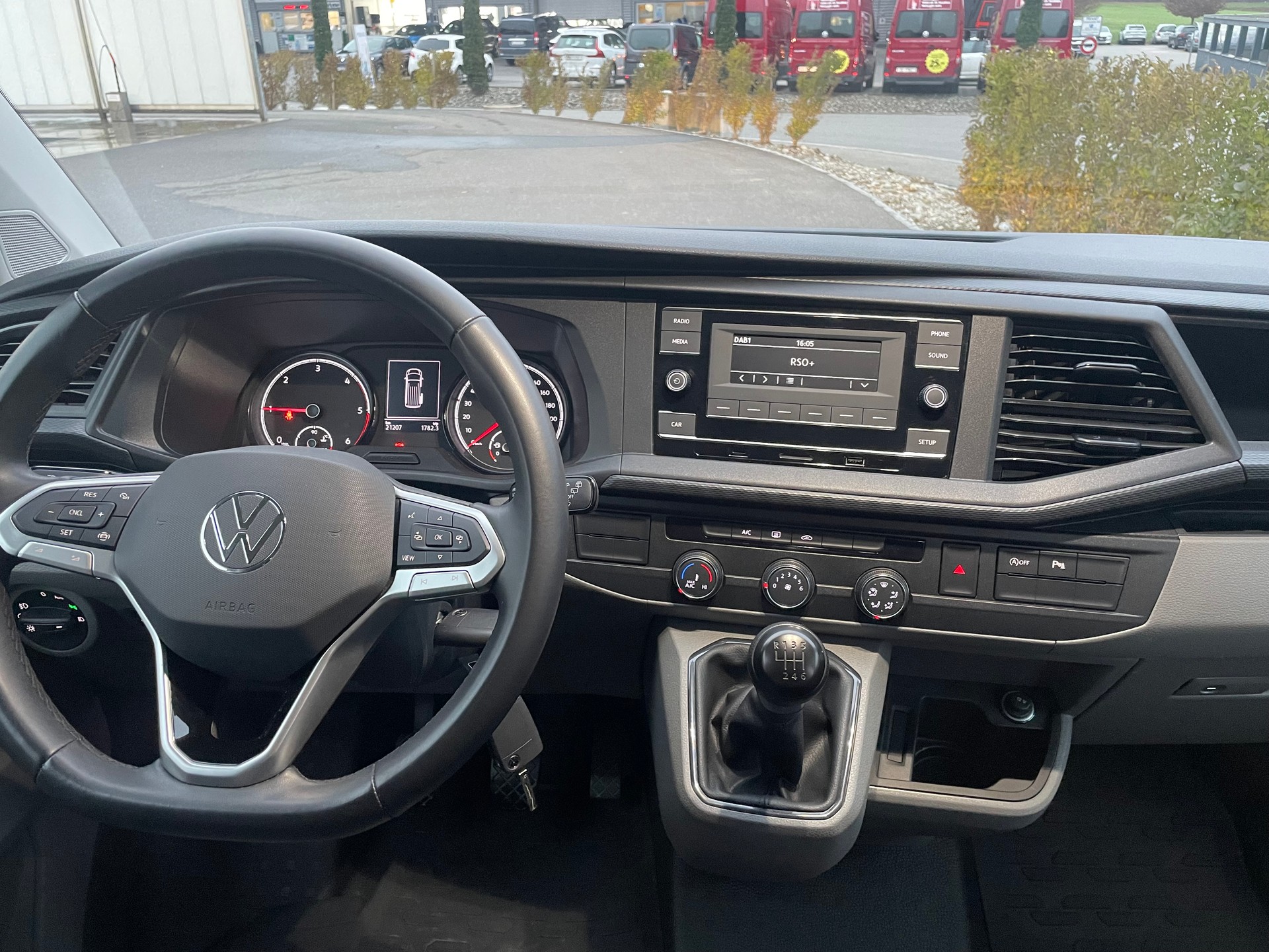 VW T6.1 2.0 TDI 4Motion Caravelle-image-15