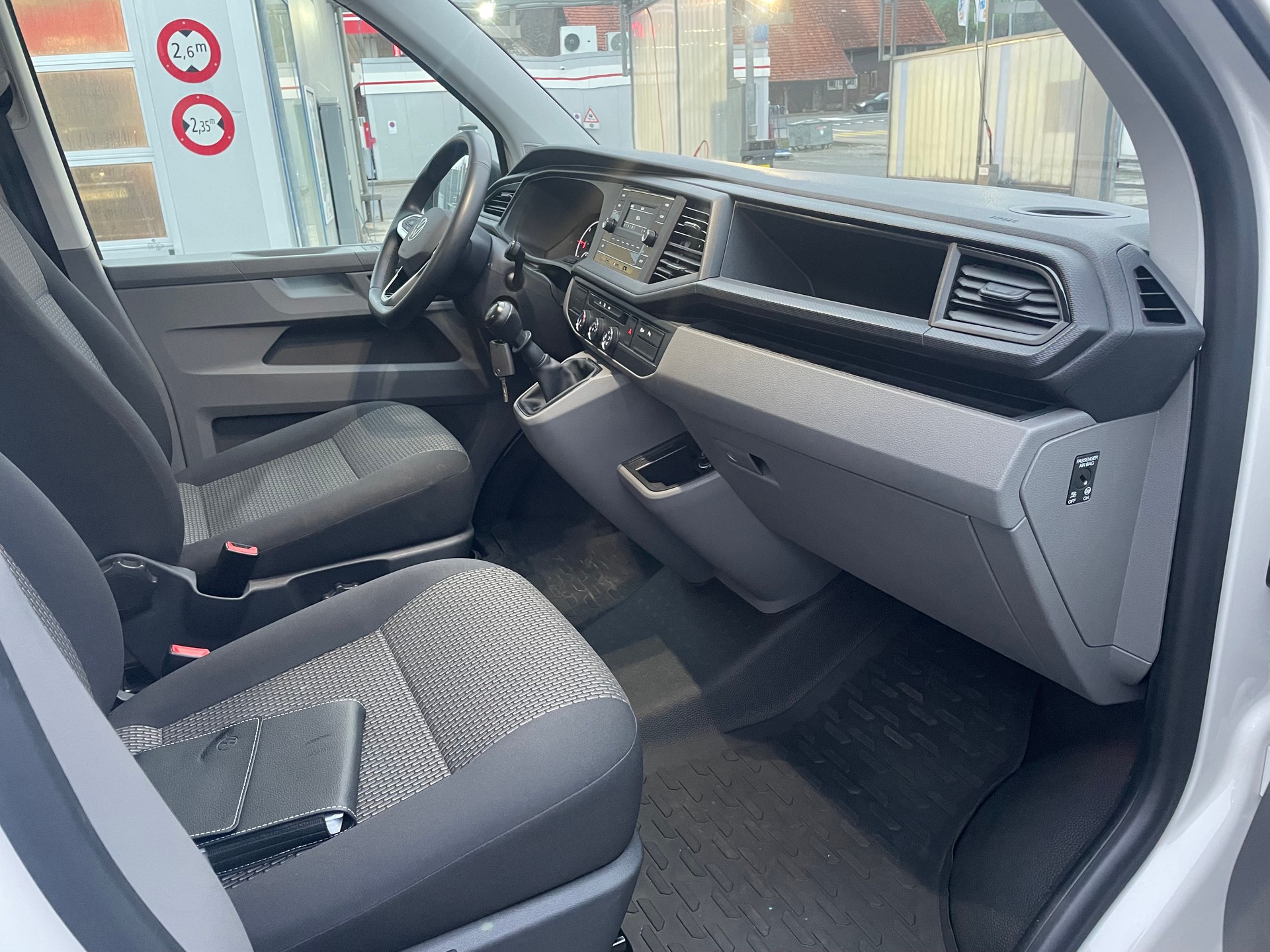 VW T6.1 2.0 TDI 4Motion Caravelle-image-14