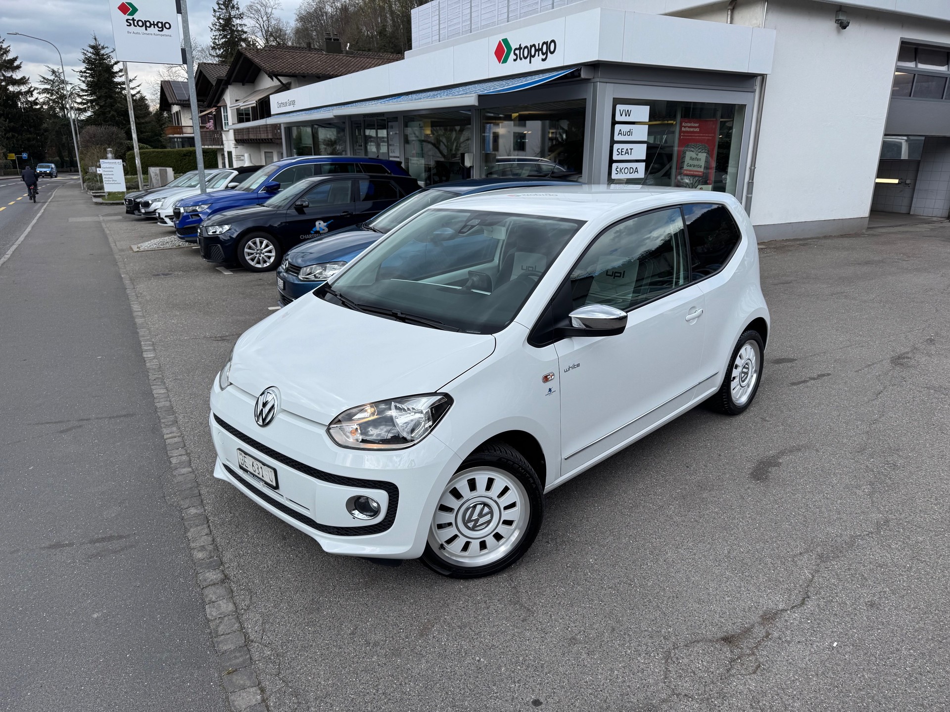 VW Up 1.0 white up-image-0
