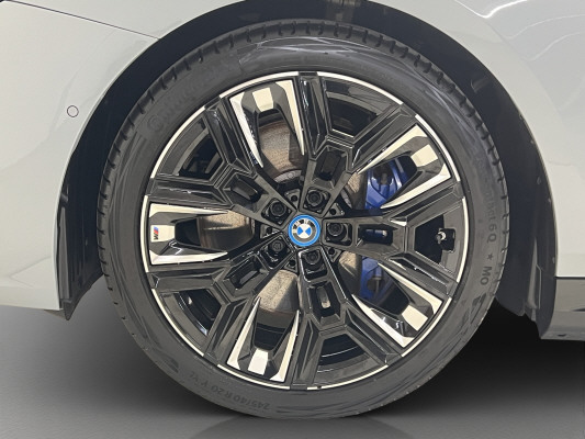 BMW i5 M60 xDrive-image-7