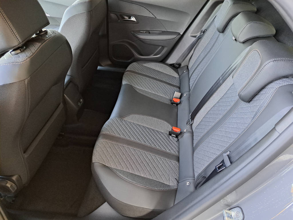PEUGEOT 2008 1.2 Hybrid 145cv Allure Premium-image-9