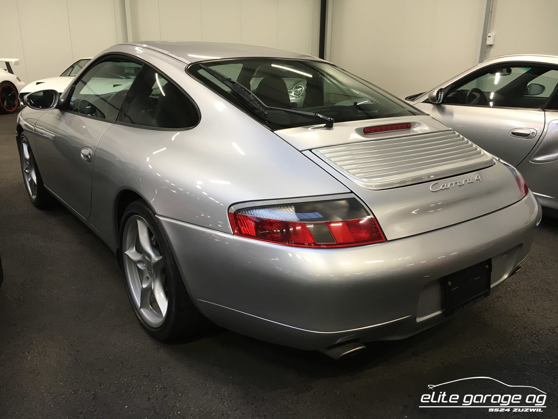 PORSCHE 911 Carrera 4-image-4