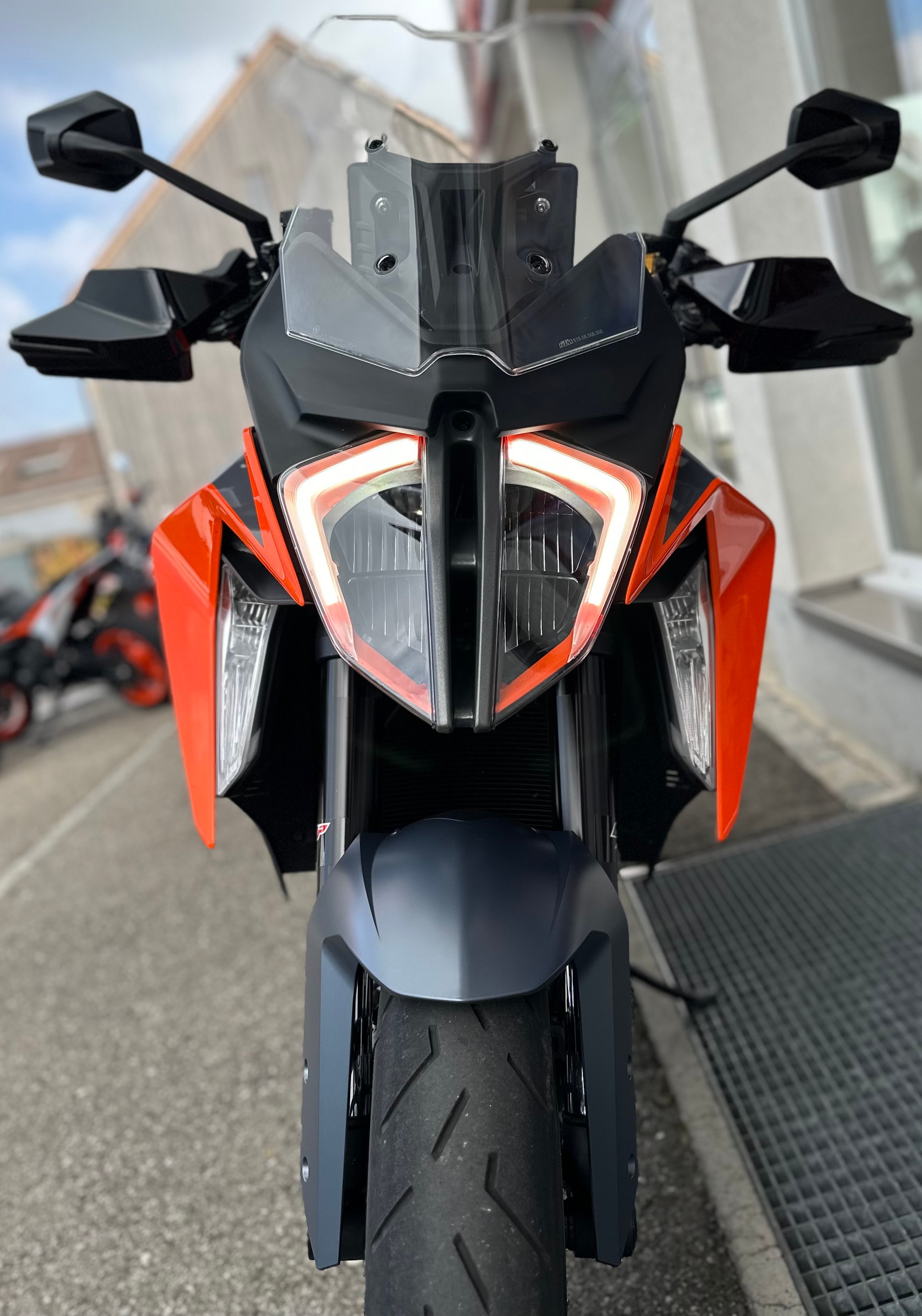 KTM 1290 Super Duke GT-showroom-element-1