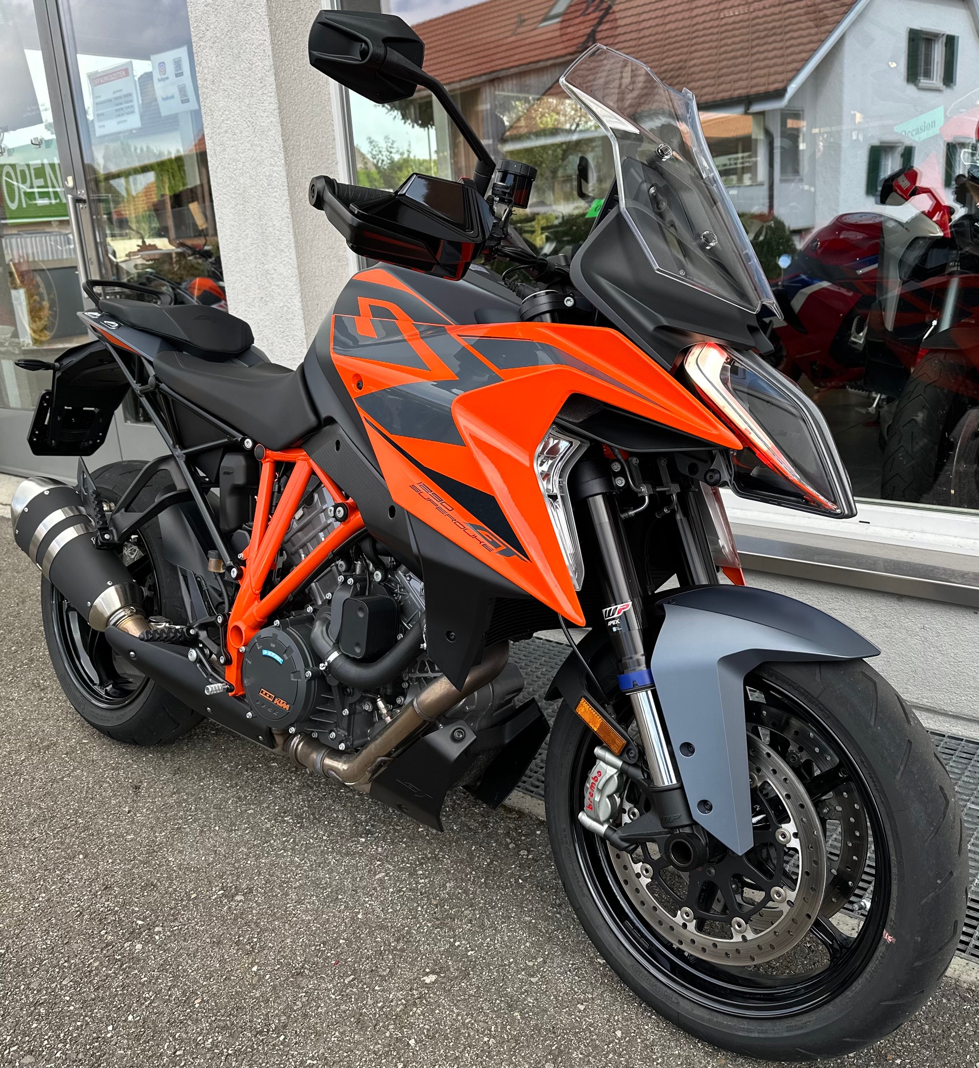 KTM 1290 Super Duke GT-showroom-element-2