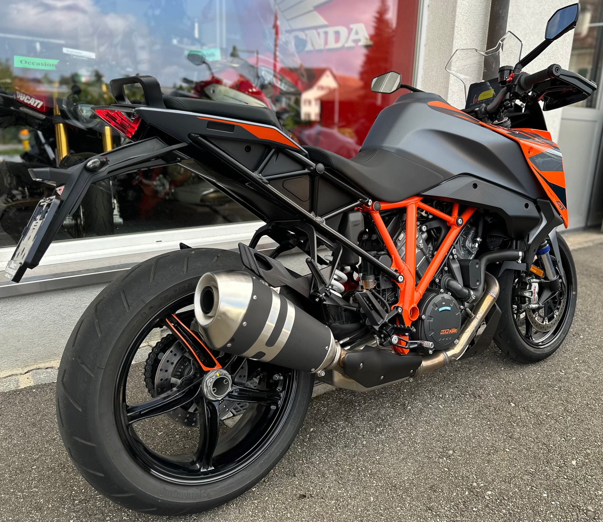 KTM 1290 Super Duke GT-showroom-element-3