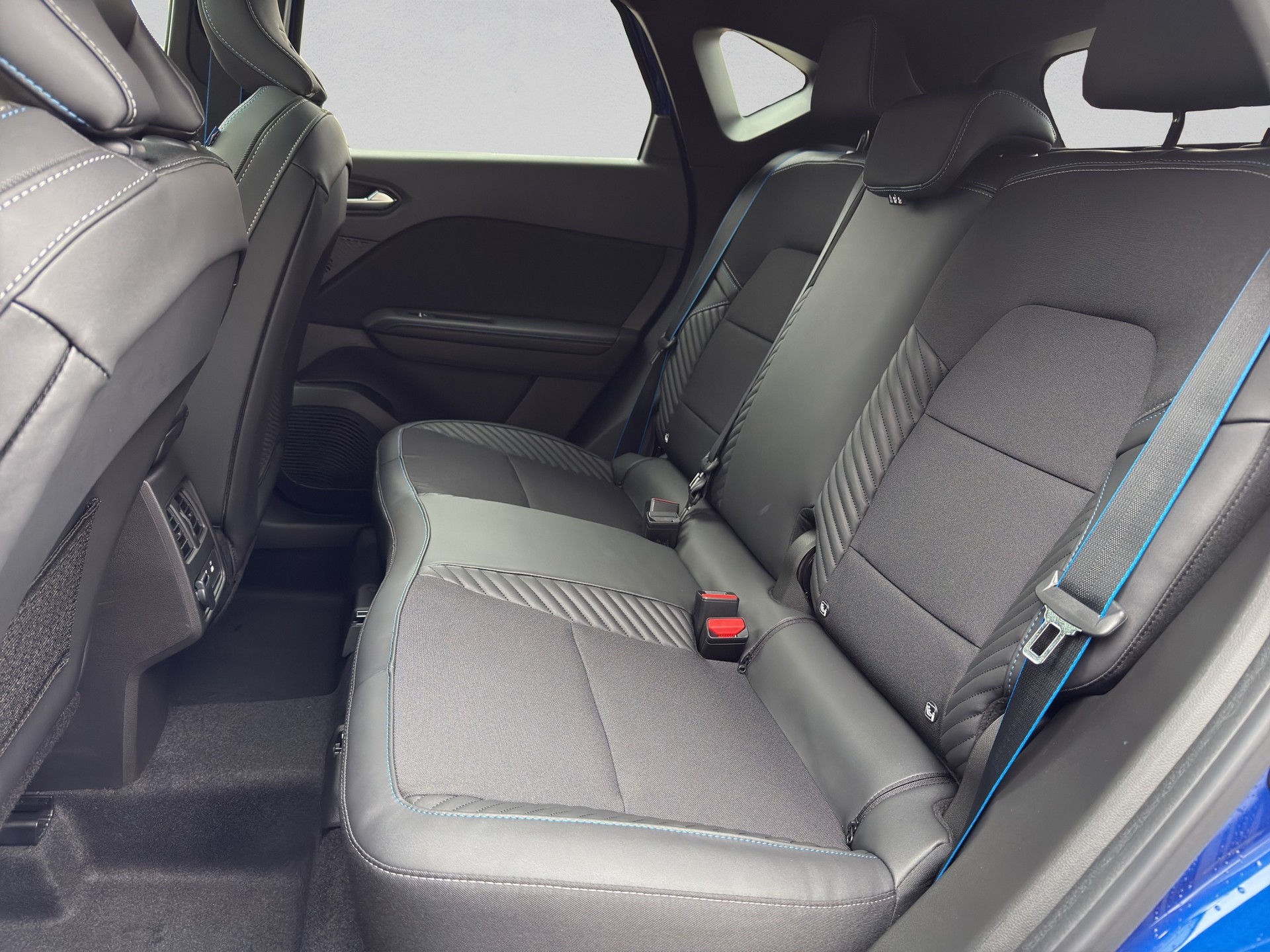 RENAULT Captur 1.6 E-Tech 145 Esprit Alpine DHT-image-13